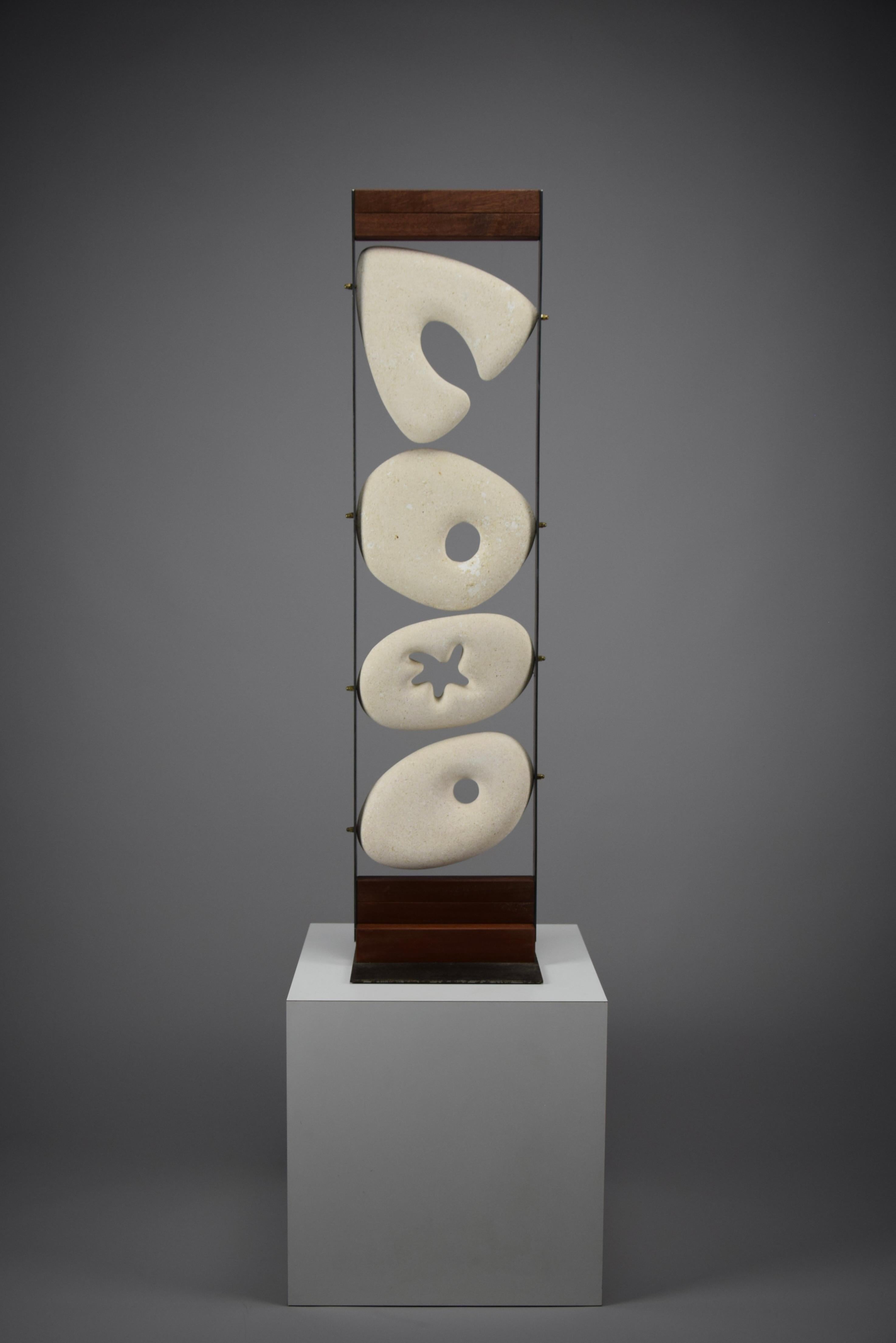 Scultura astratta in pietra 