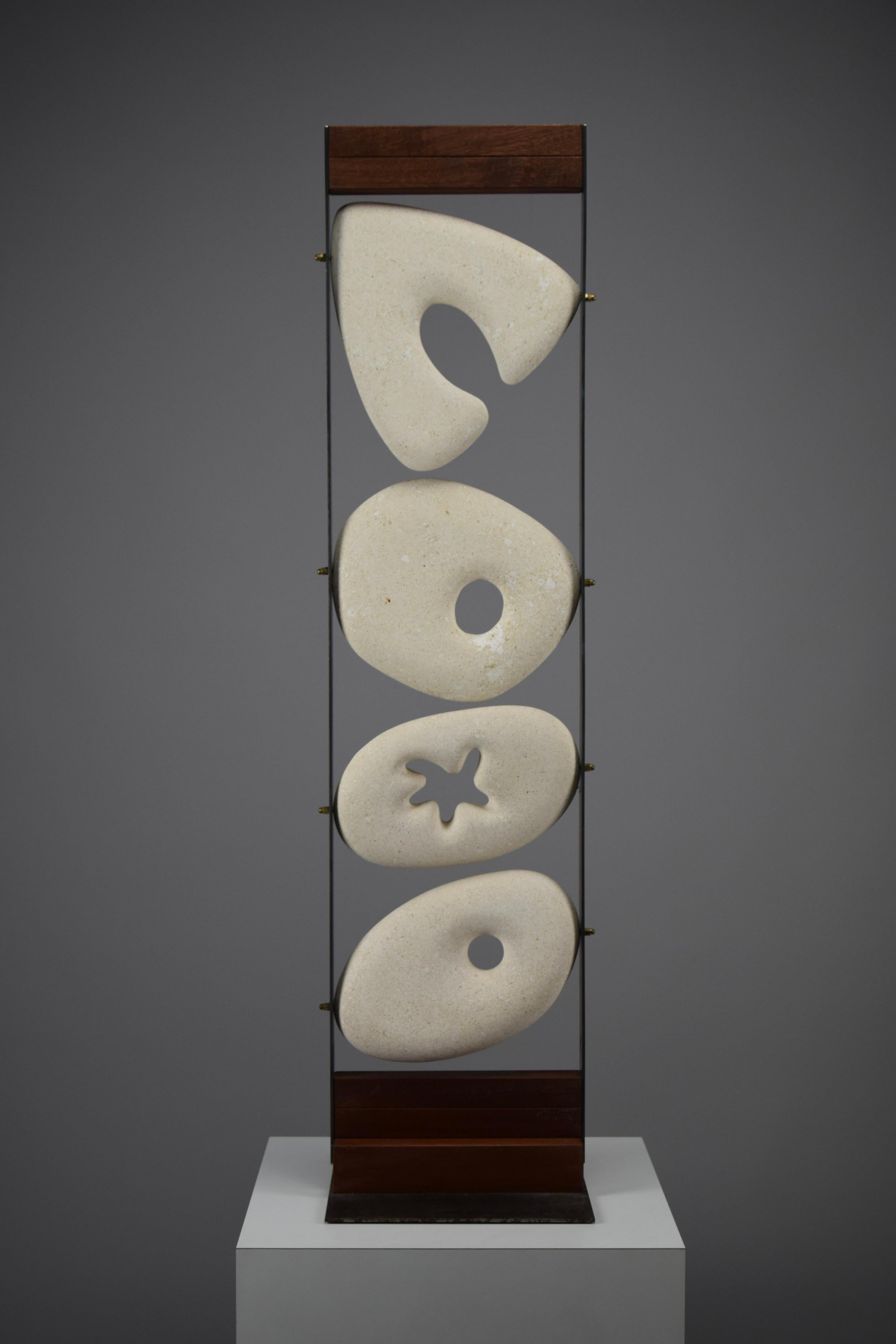 Scultura astratta in pietra 