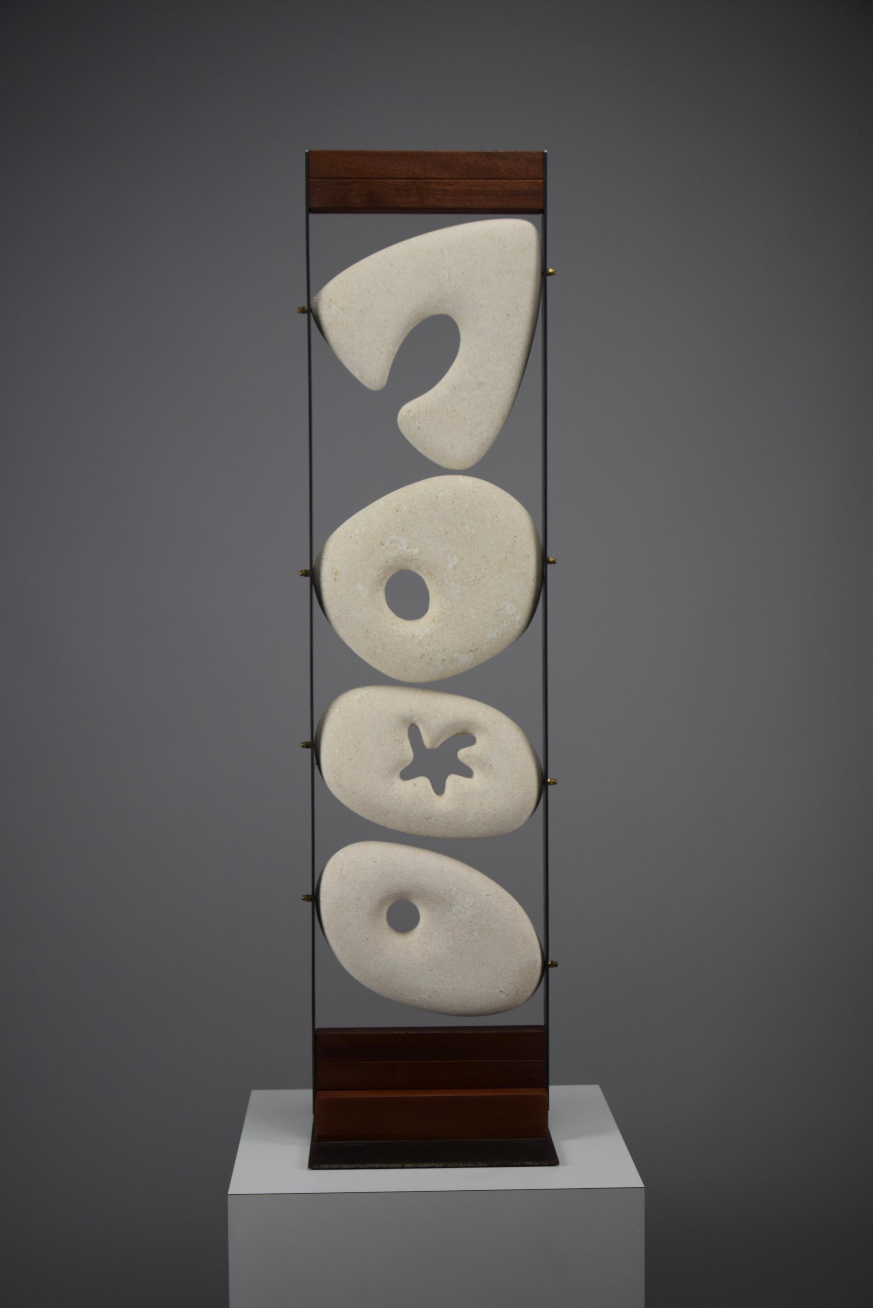 Scultura astratta in pietra 