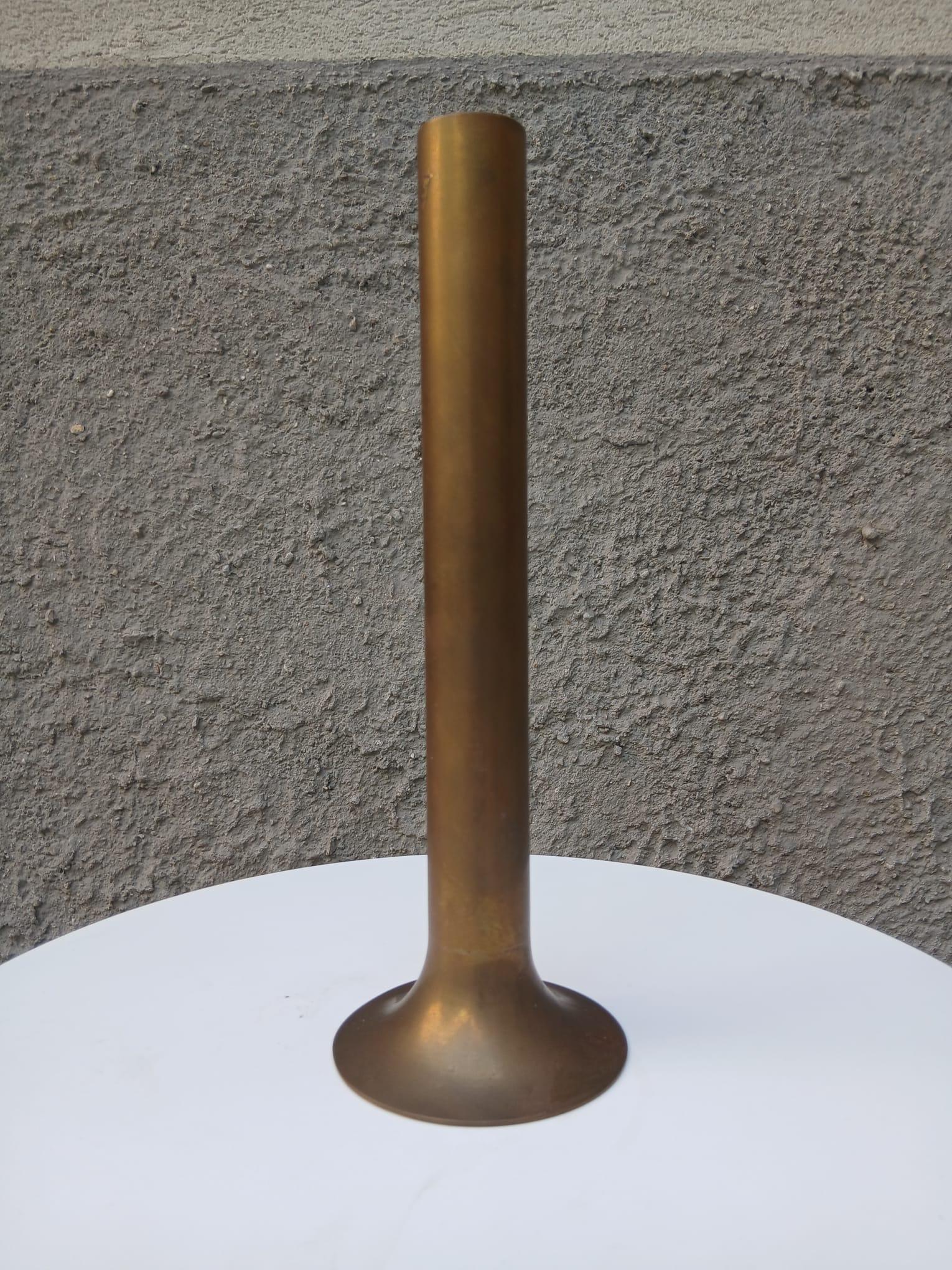 Kleine handgefertigte Messingvase.