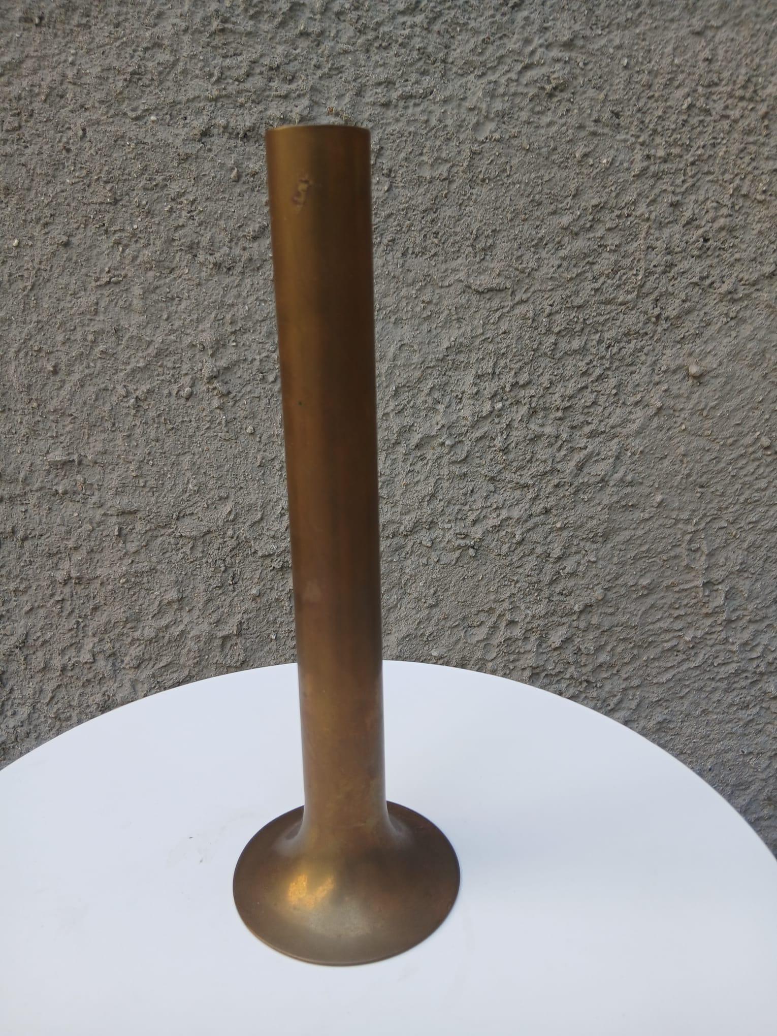 Kleine handgefertigte Blumenvase aus Messing - Italien - 1960er Jahre im Zustand „Gut“ im Angebot in Milano, IT