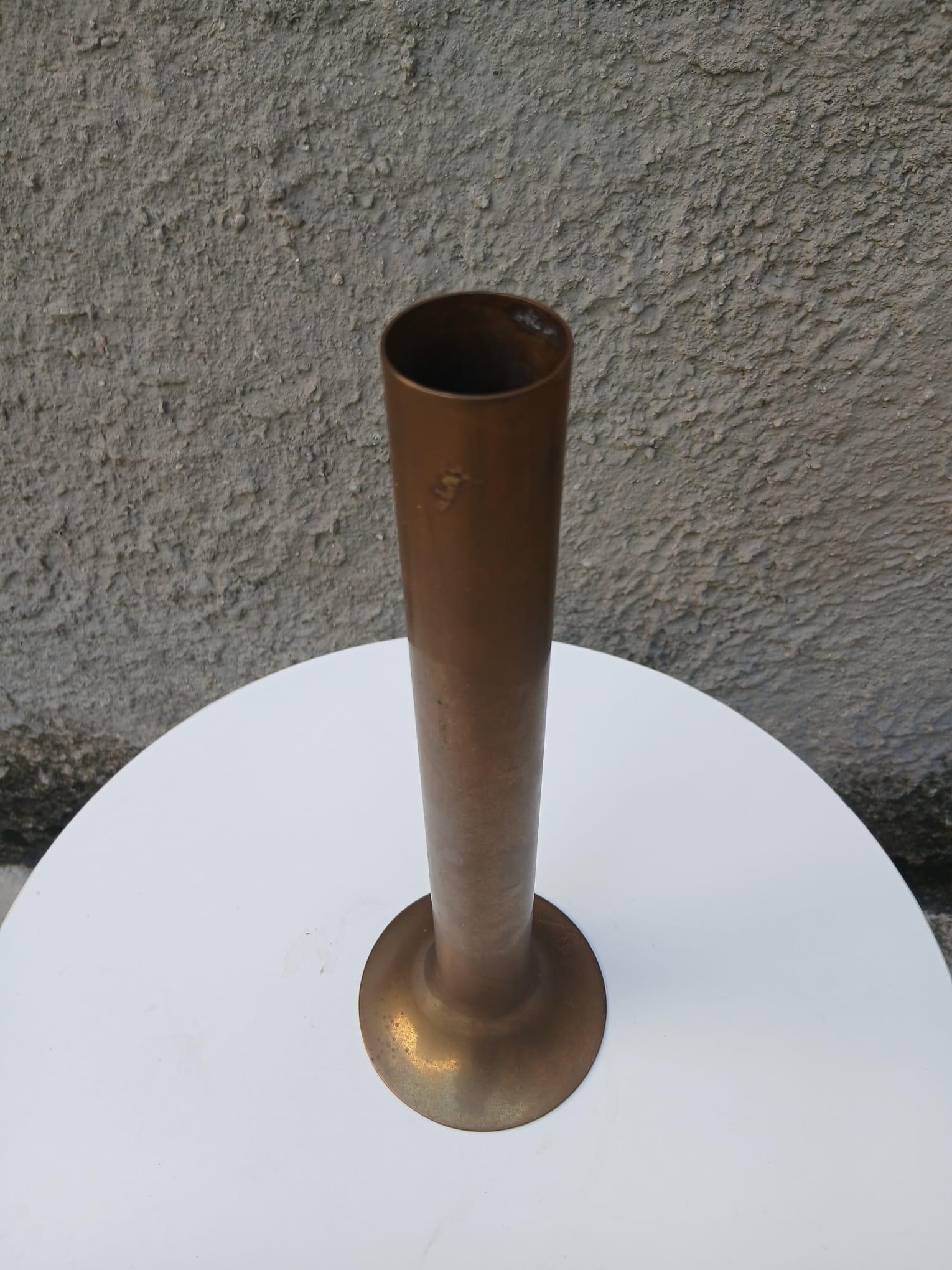 Kleine handgefertigte Blumenvase aus Messing - Italien - 1960er Jahre im Angebot 1
