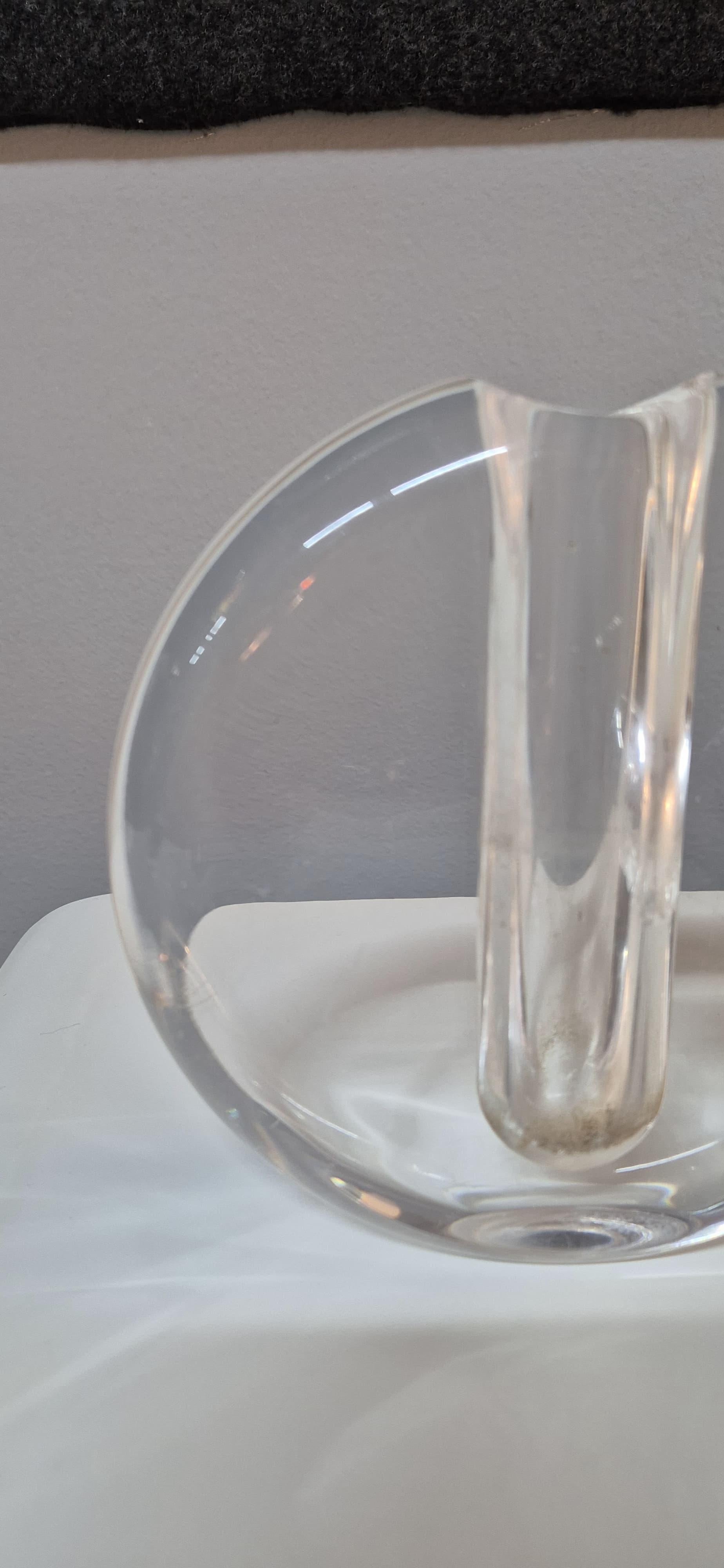 Petit vase à fleurs en acrylique, circa 1970.