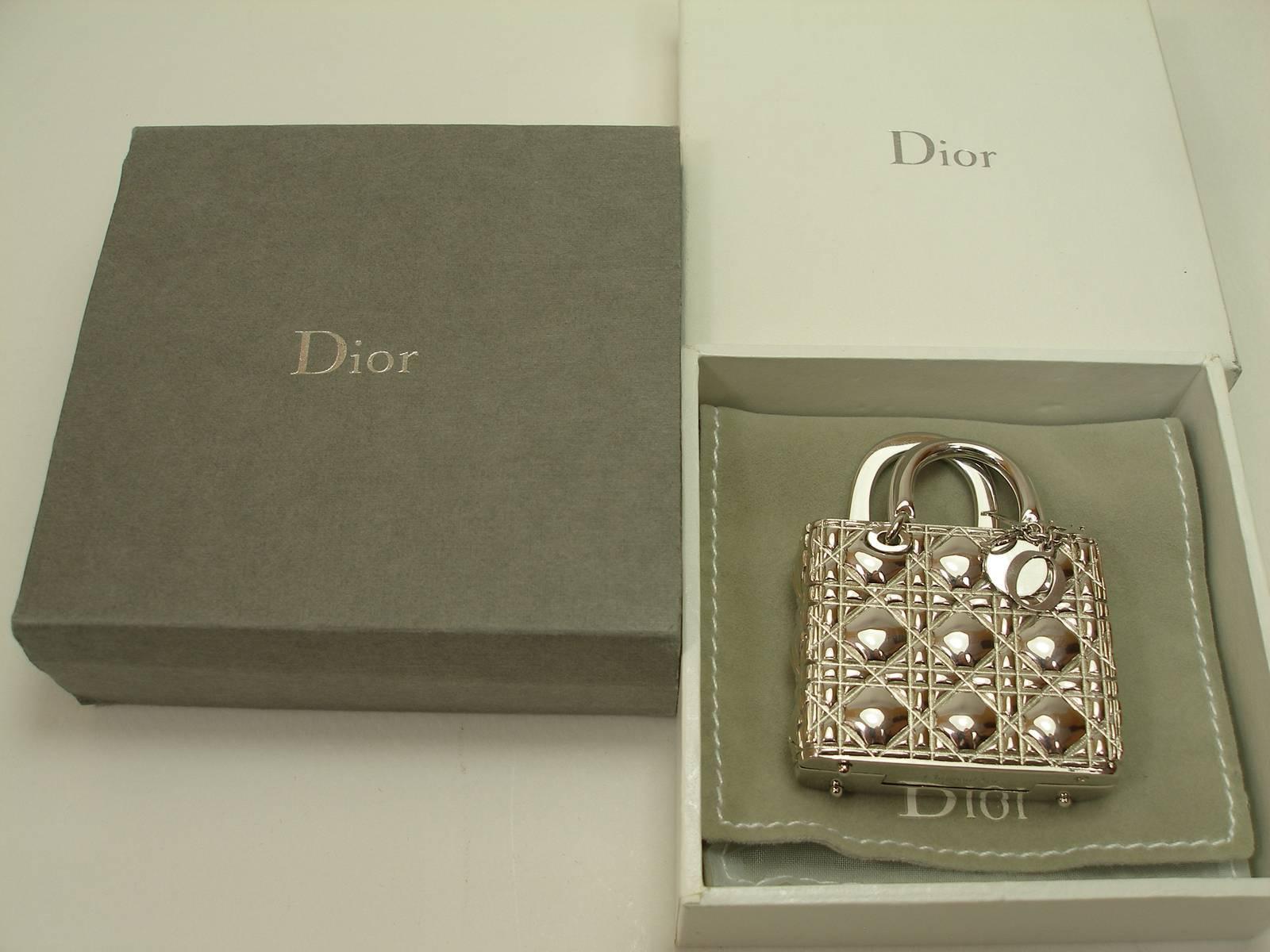 So cute ! 
Iconic Lady Dior Bag  
Pill box and make up mirror
Measurement : Small size : 4.5 x 3.5 x 1.2 cm
Métal color Silver  (No silver 925 