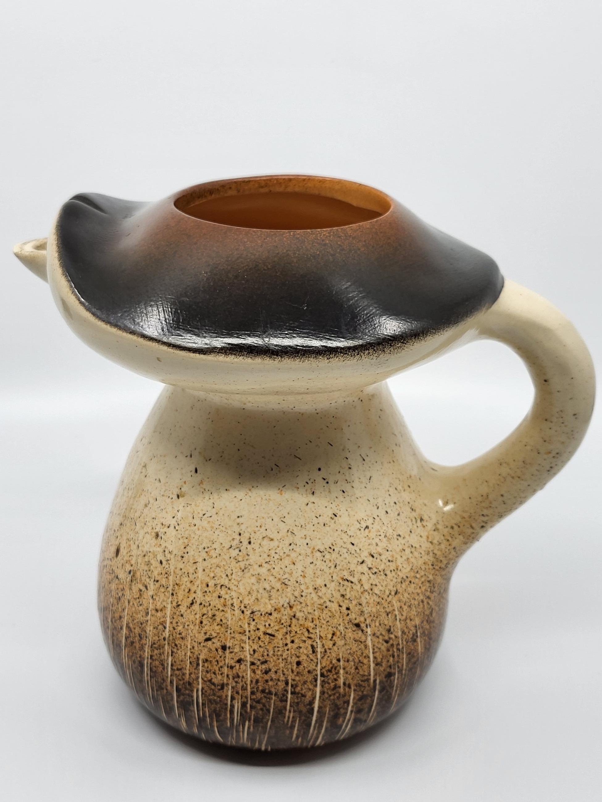  Der französische Designer Bruno Dose hat für die prestigeträchtige Poterie du Breuil ein ungewöhnliches Pichet aus Keramik entworfen.
Un magnifique cèpe en grès il est tellement bien réalisé ,que l'on pourrait le confondre avec un vrai.
Bruno Dose