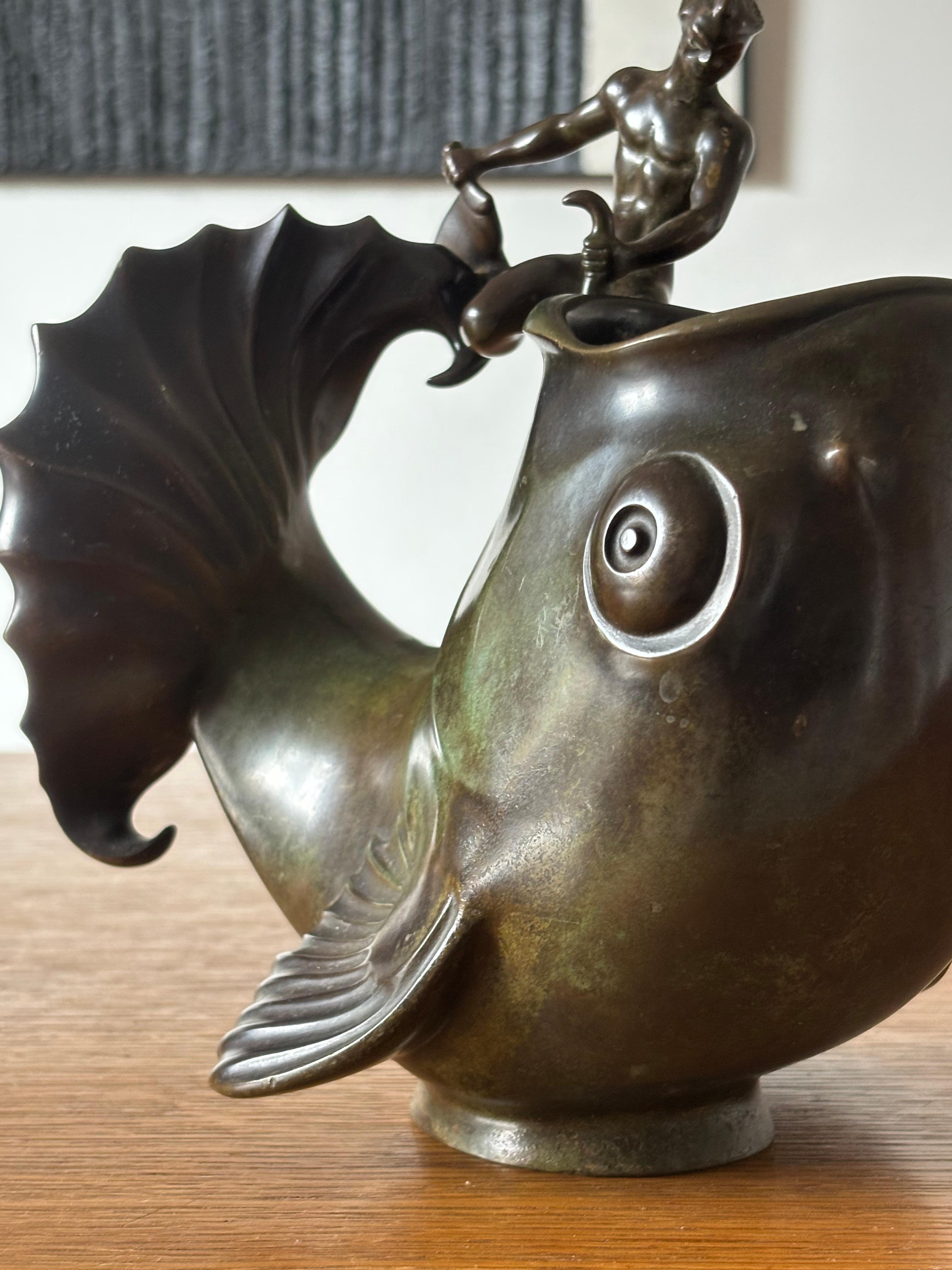 Art Déco Pichet en bronze de Just Andersen chasseur et poisson in vendita