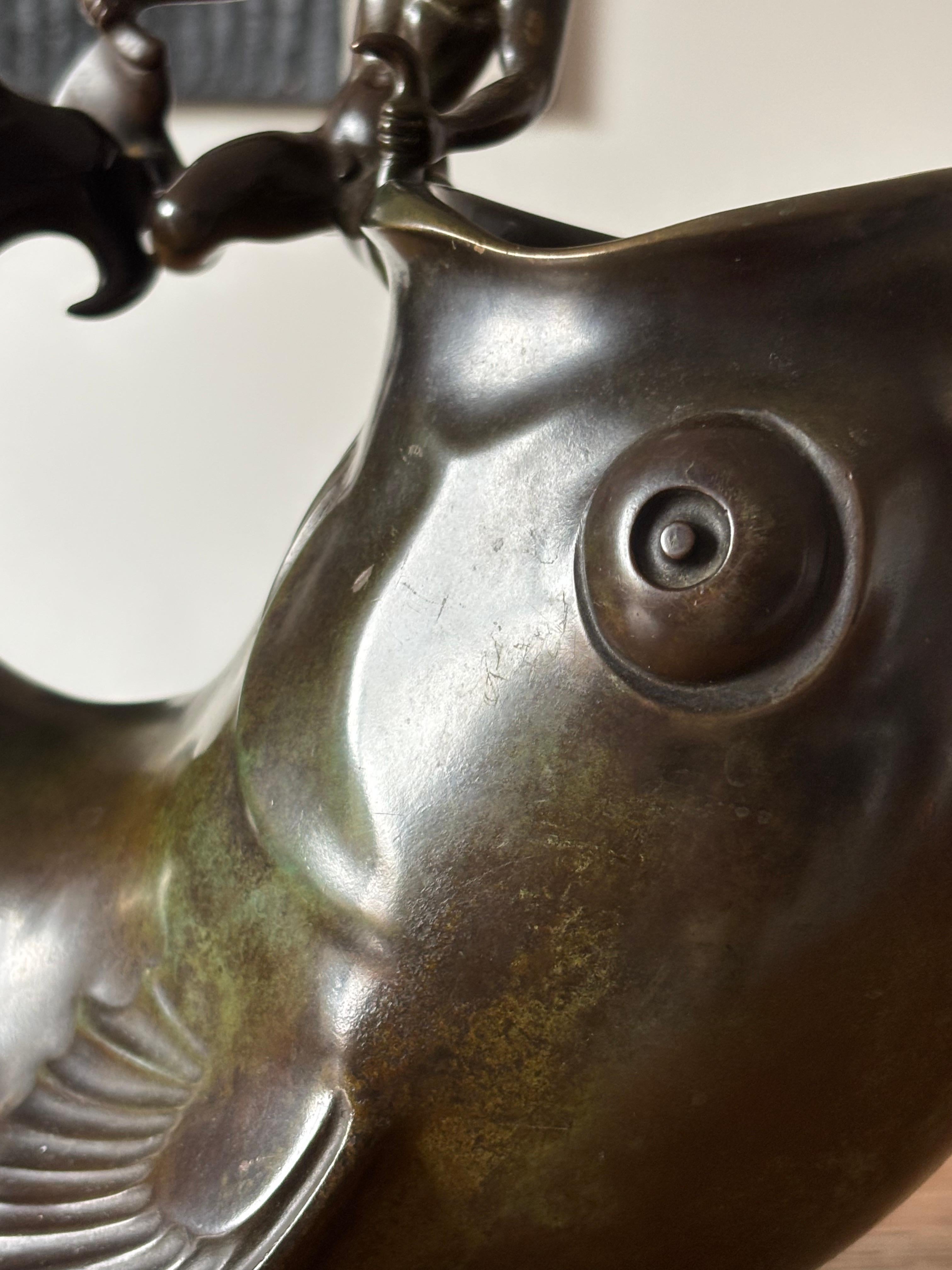 Danese Pichet en bronze de Just Andersen chasseur et poisson in vendita