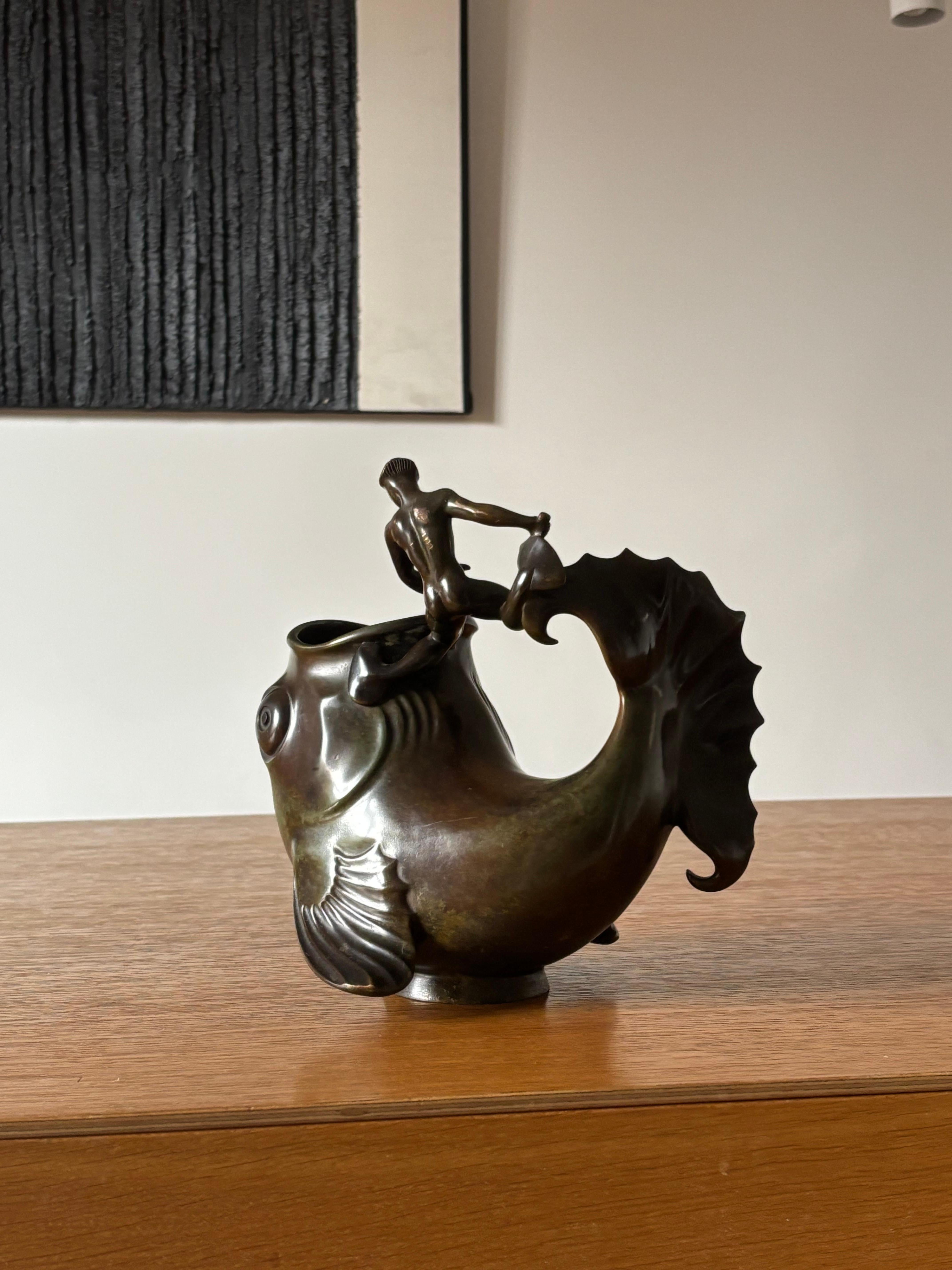 Patinato Pichet en bronze de Just Andersen chasseur et poisson in vendita