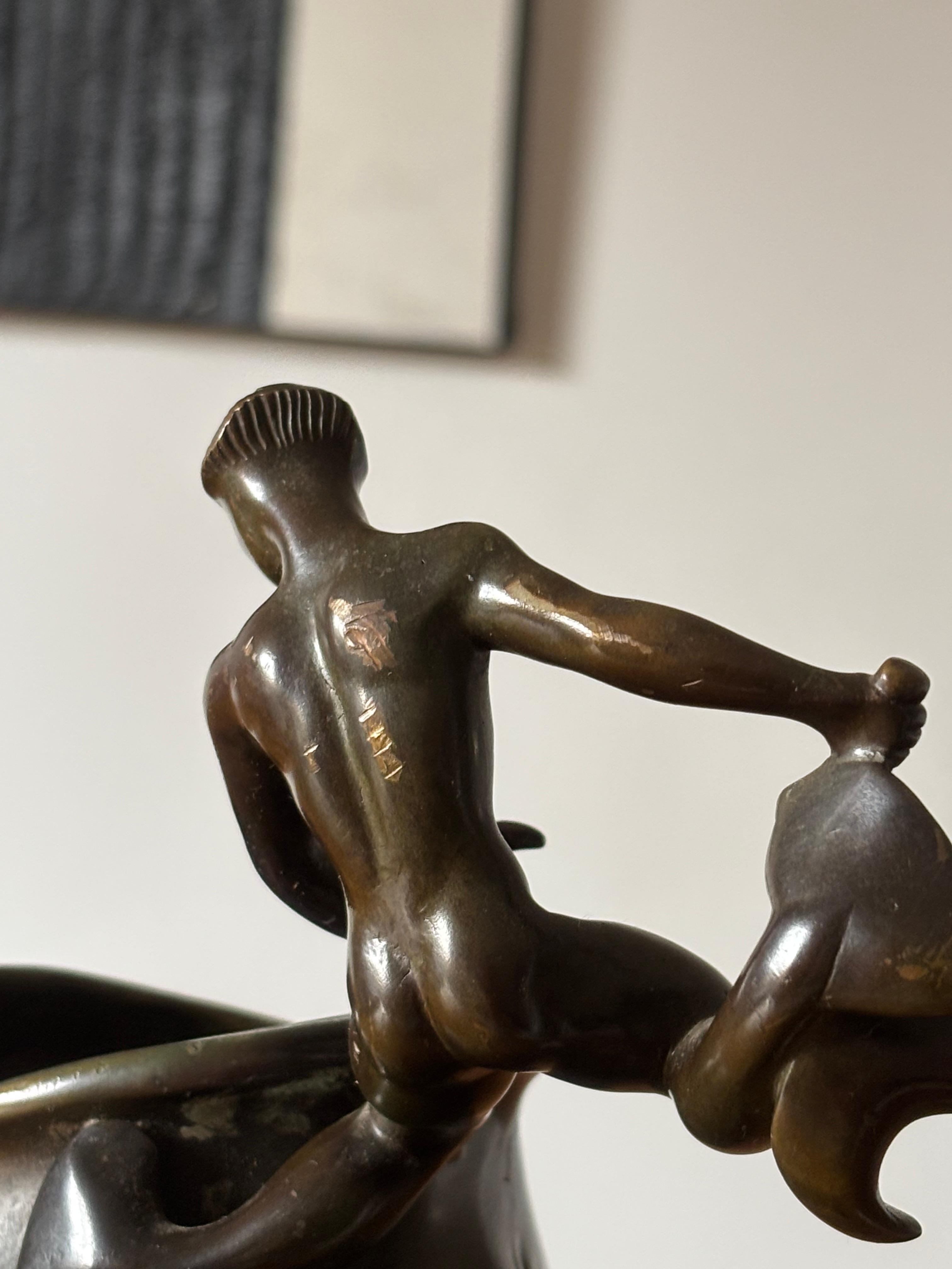 Metà XX secolo Pichet en bronze de Just Andersen chasseur et poisson in vendita