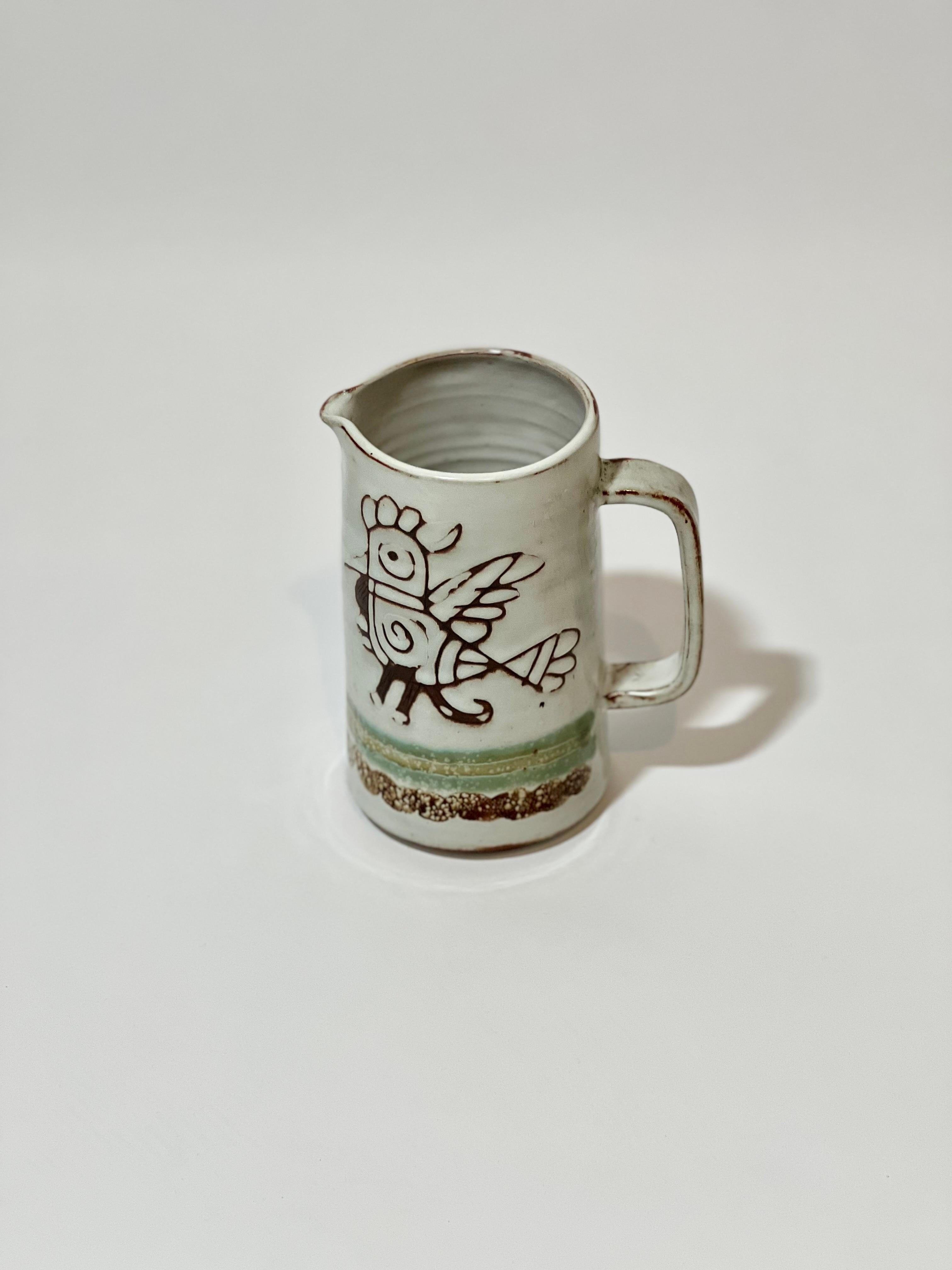 Pichet ou vase Michel Barbier en céramique, année 1970. Céramique signée de l'oiseau stylisé caractéristique Michel Barbier, visible sur le dessous de la céramique. A. Michel Barbier è conosciuto per essere il Décorateur des céramique di Gustave