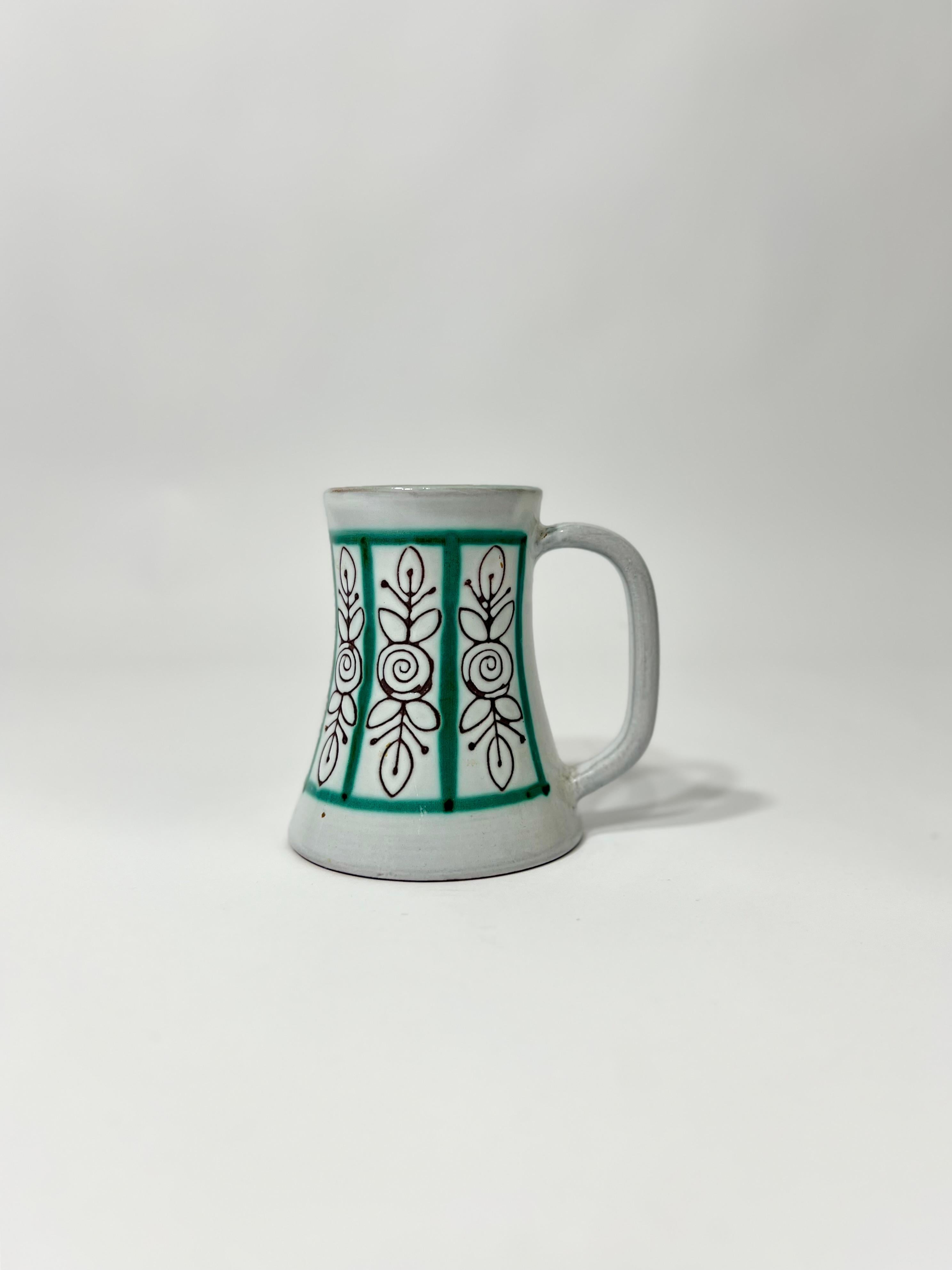 Pichet ou vase Michel Barbier en céramique, année 1970. Céramique signée de l'oiseau stylisé caractéristique Michel Barbier, visible sur le dessous de la céramique. Michel Barbier est connu pour être le décorateur des céramiques de Gustave Reynaud