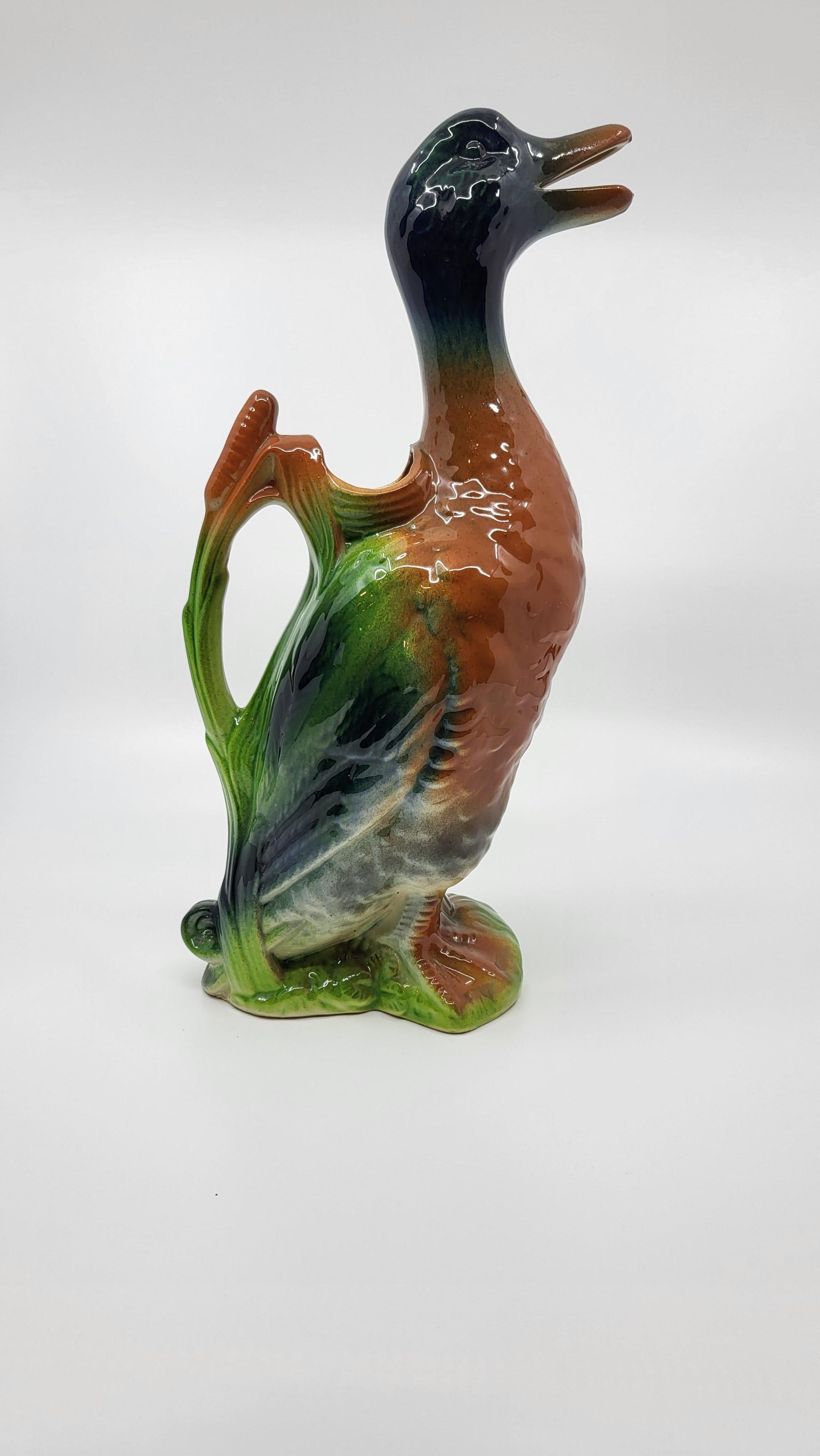 Icone de la céramique Francaise. Le pichet canard en barbotine de Saint clément ainsi que tous les autres animaux en barbotine, furent inventés par Charles et Emile Gallé. Charles joua un rôle notamment dans les décors 