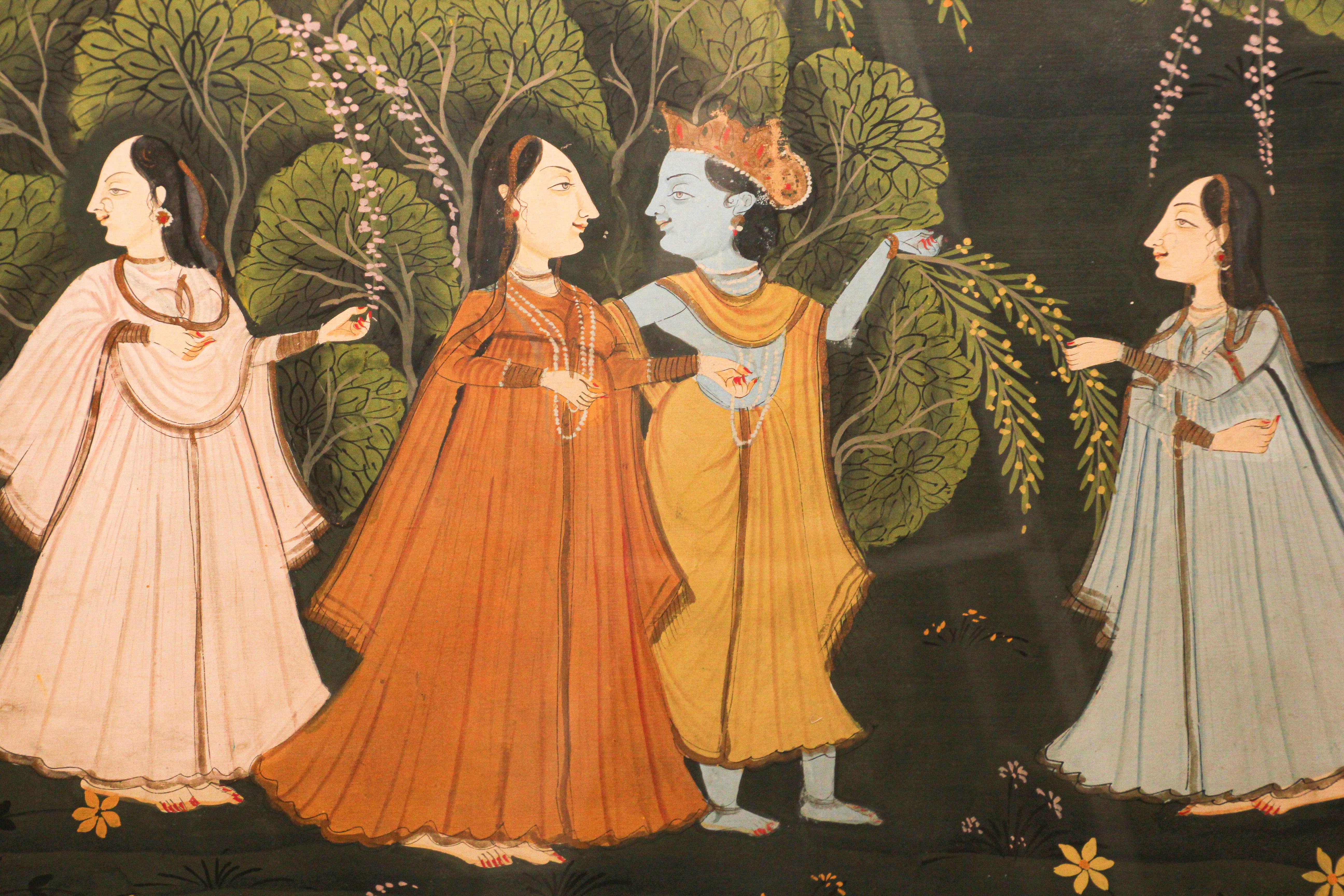 Großes Pichhavai-Hindu-Gemälde von Radha und Krishna mit weiblichen Gopis. 
Pichhwai Hindu-Gemälde von Krishna und Radha gerahmt unter Glas.
Krishna, der mit Radha und den Gopis spazieren geht. Die Komposition ist von einem üppigen grünen Wald