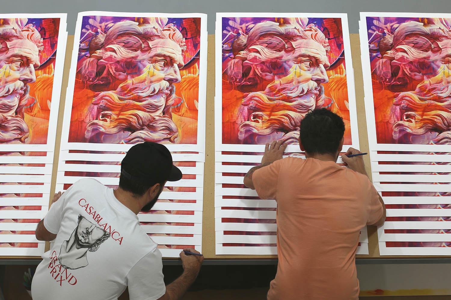 Giclée-Druck auf Hahnemuehle Photo Rag Bright White 310gr

PichiAvo sind ein Street-Art-Duo, das mit seinen großformatigen Wandbildern und skulpturalen Installationen, die klassische Kunst und griechische Mythologie mit zeitgenössischer