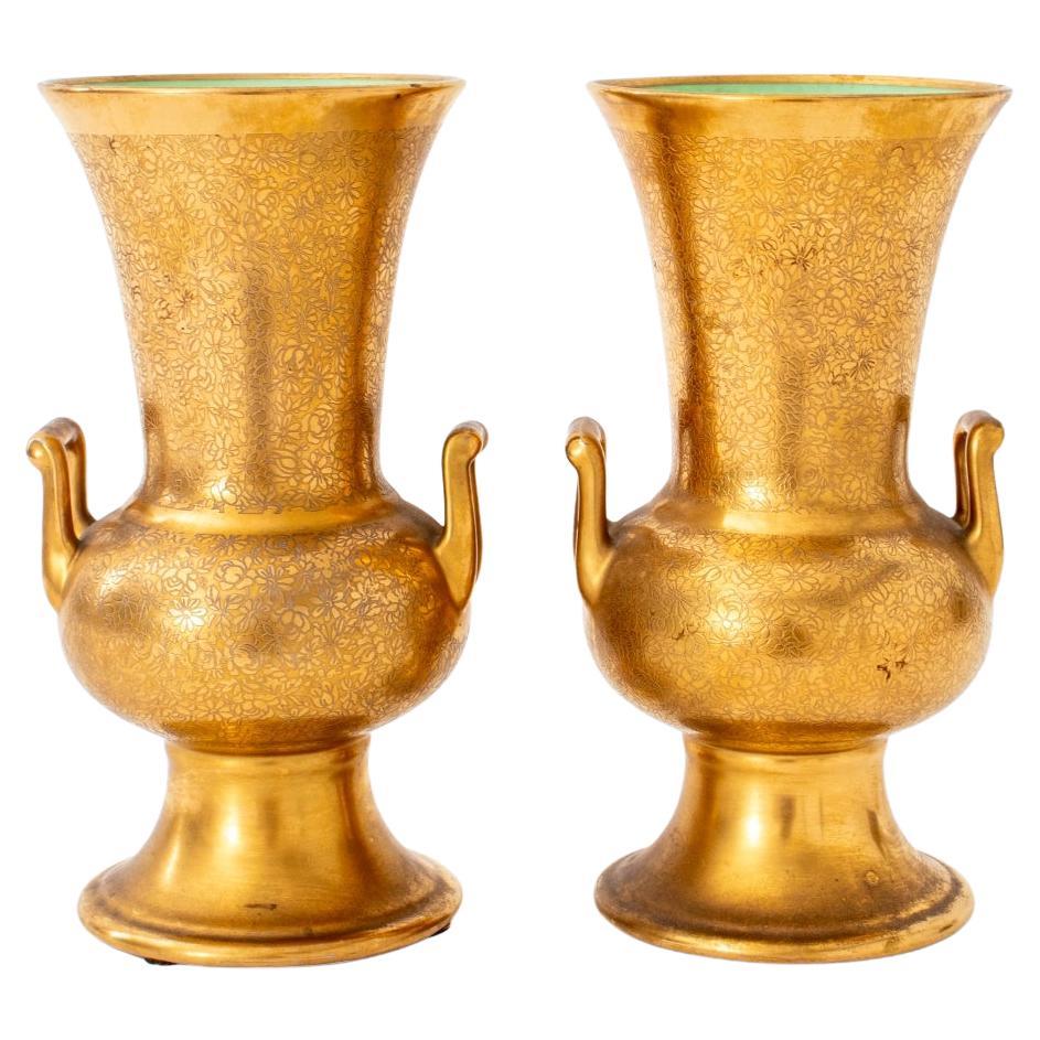 Paire d'urnes de forme campagnarde incrustes d'or, Pickard