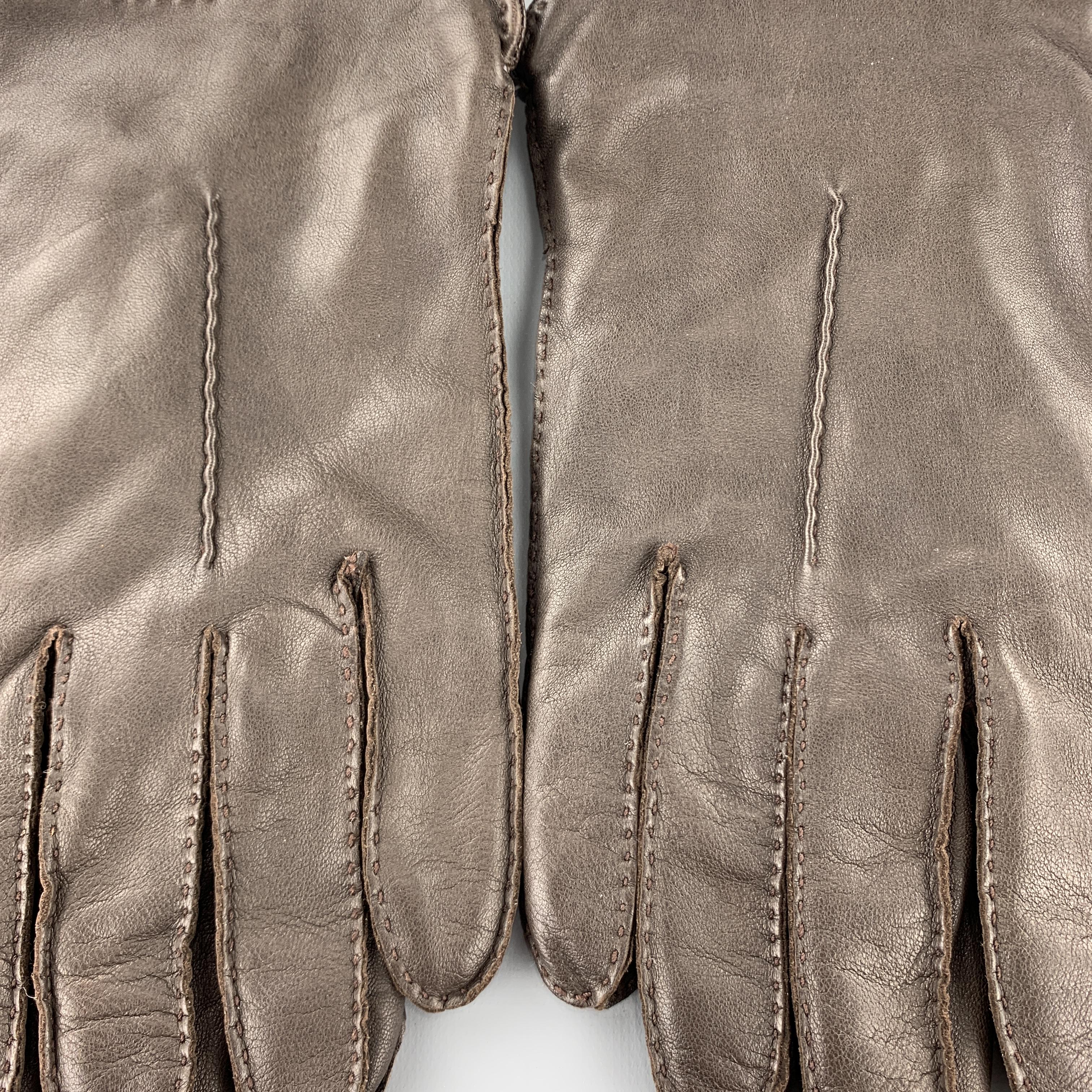 Vintage PICKETT gloves come in dark brown leather with cashmere wool blend knit liner. Made in England.

Excellent Pre-Owned Condition.
Marked: 9

Width: 4.25 in.
Length: 9.5 in.