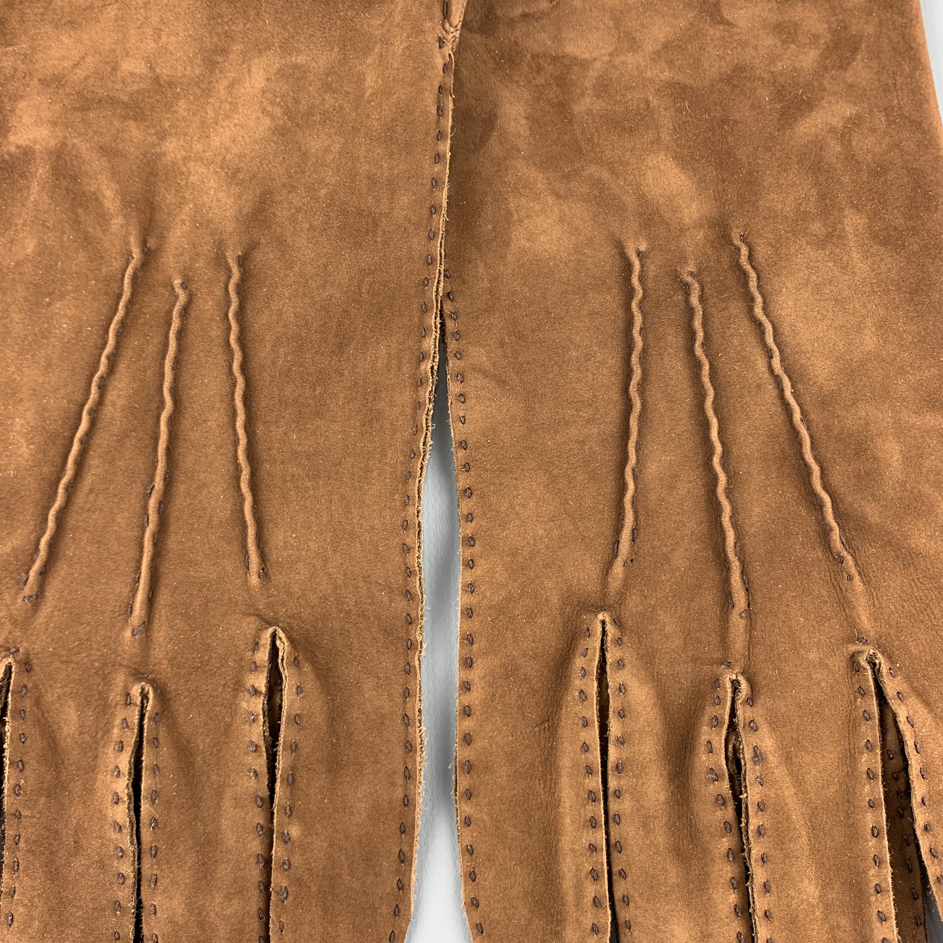 Vintage PICKETT gloves come in brown sueded calf skin leather with top stitching. Made in England.

Very Good Pre-Owned Condition.
Marked: 9

Width: 4.45 in.
Length: 10.25 in.
