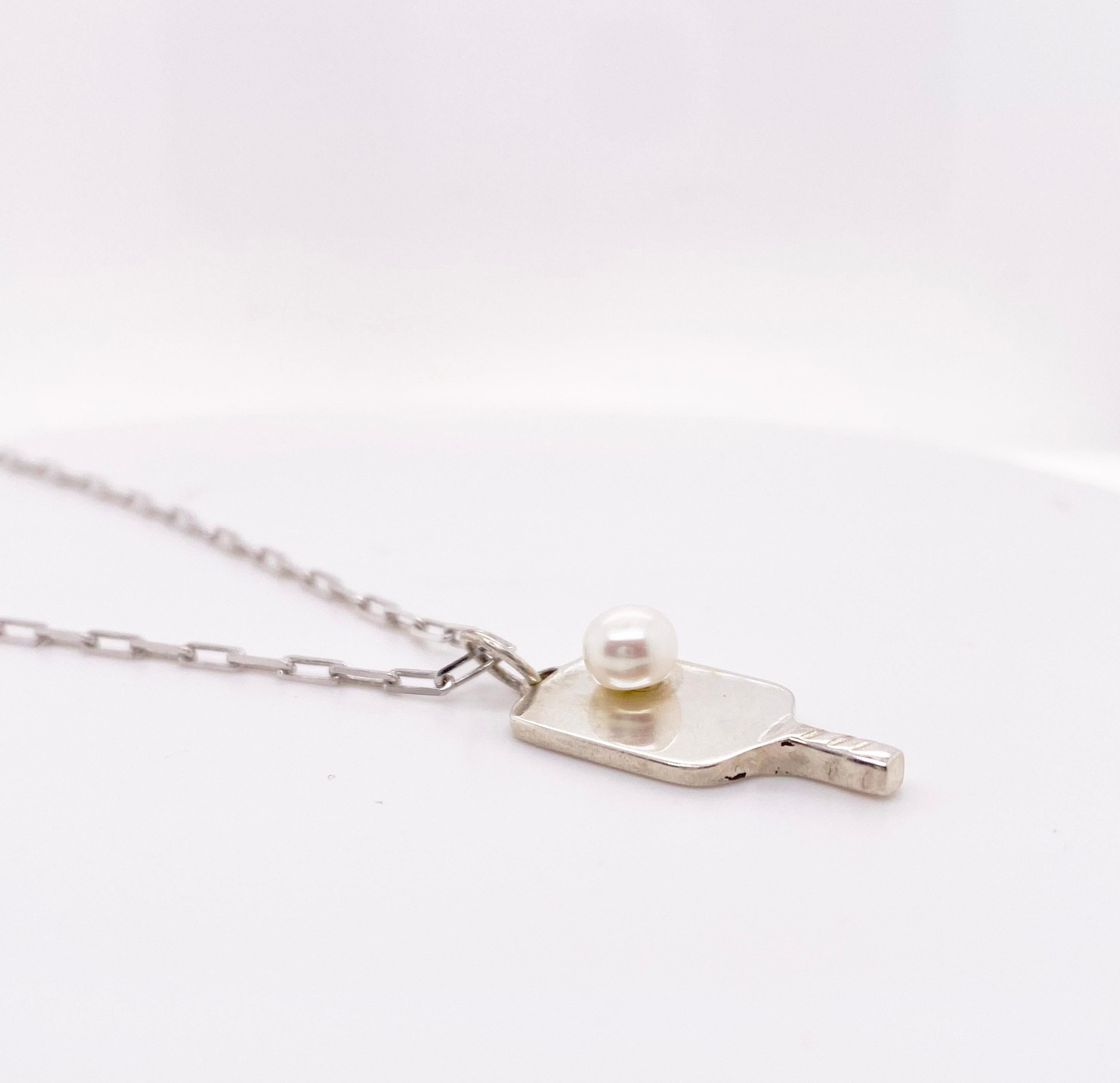Ce collier de pagaies de Pickleball a été fabriqué à la main par nos bijoutiers de Five Star Jewelry à Austin, au Texas ! Nous adorons le pickleball et nous y jouons presque tous les jours. Nous voulions donc créer un collier qui montre à quel point