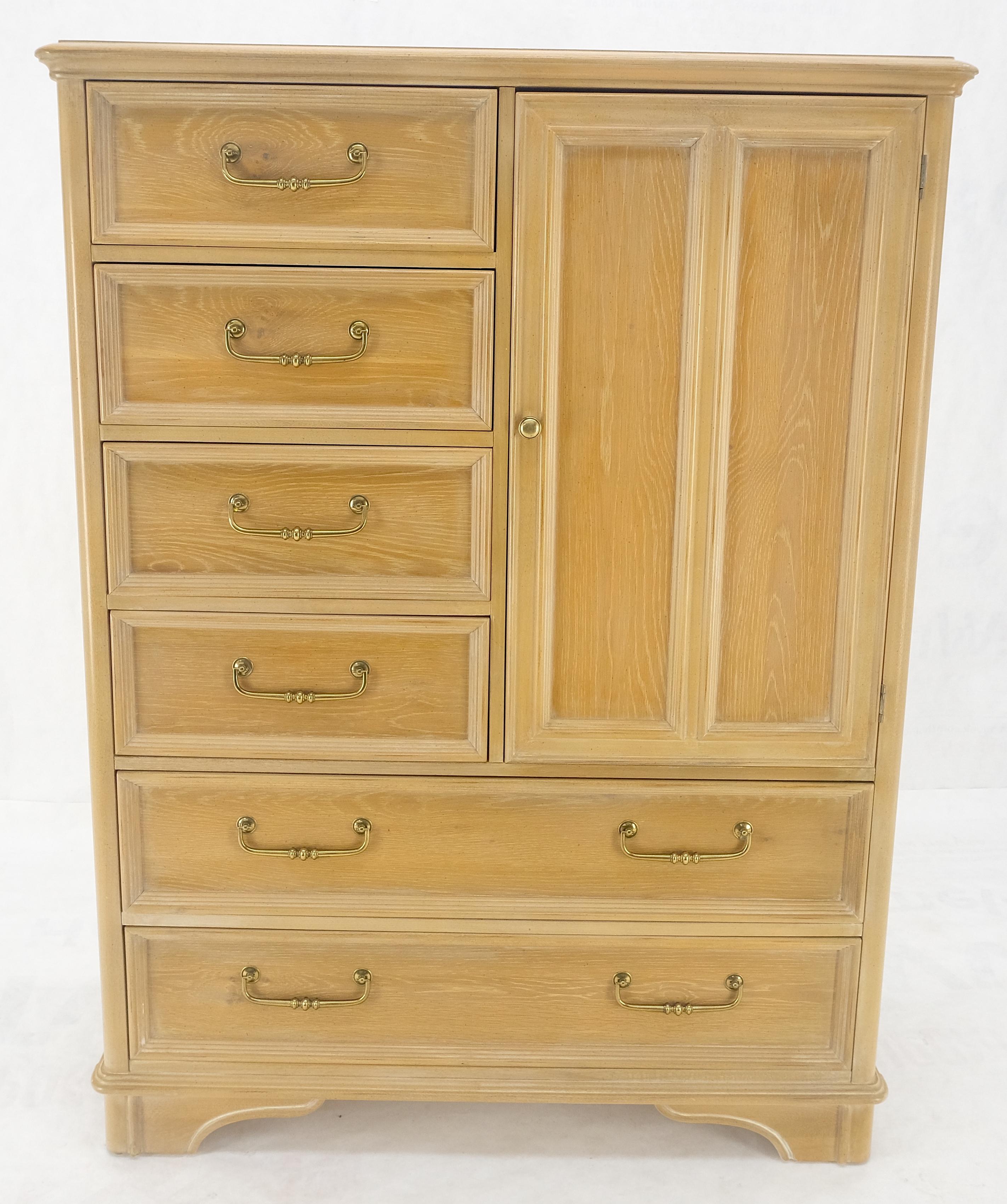 Mid-Century Modern Oak Oak Pickled 6 Drawers Two Door Compartment Chifforobe Chest Dresser Cabinet MINT en vente