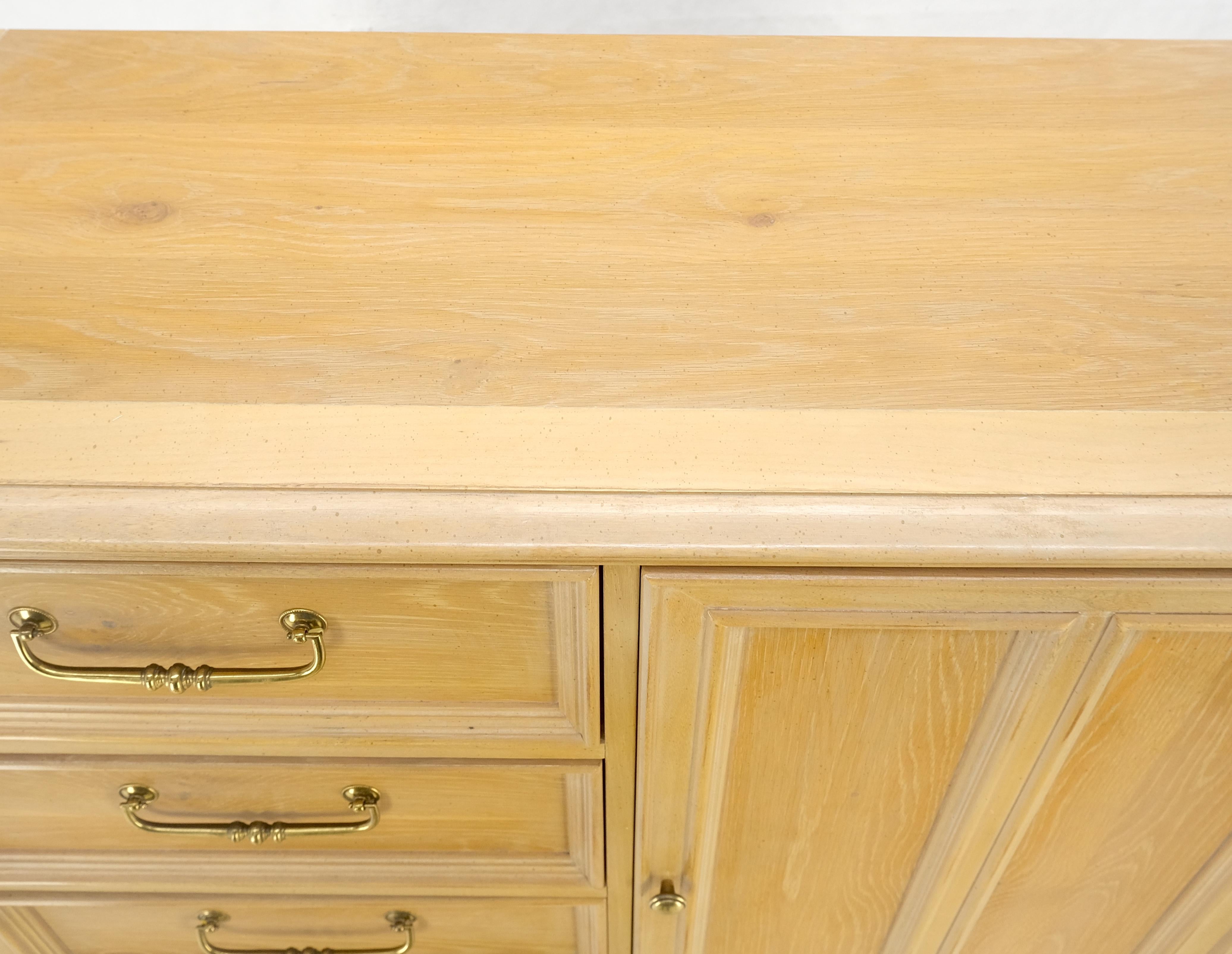 Laqué Oak Oak Pickled 6 Drawers Two Door Compartment Chifforobe Chest Dresser Cabinet MINT en vente