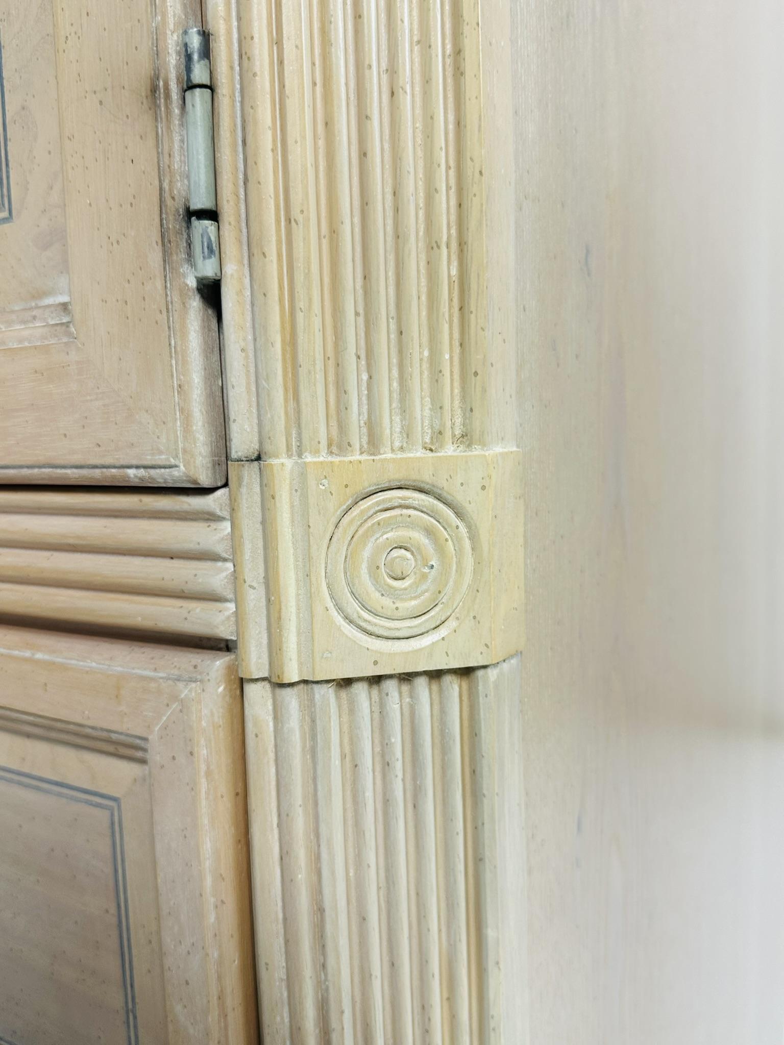 Comò Highboy in legno di Oak Oak decapato con 3 cassetti e uno scaffale in vendita 4