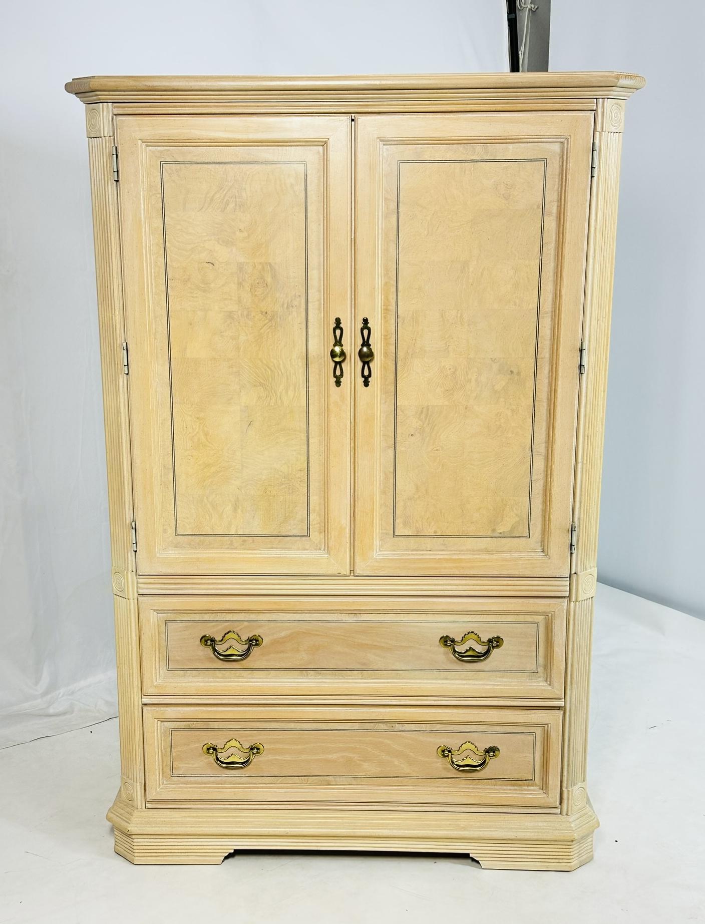 Comò highboy vintage con 3 cassetti e un ripiano.

Il pezzo è stato progettato e prodotto negli Stati Uniti alla fine degli anni '70 o all'inizio degli anni '80.

Il comò è realizzato in legno di quercia bianca decapata.
Il pezzo ha tre cassetti e