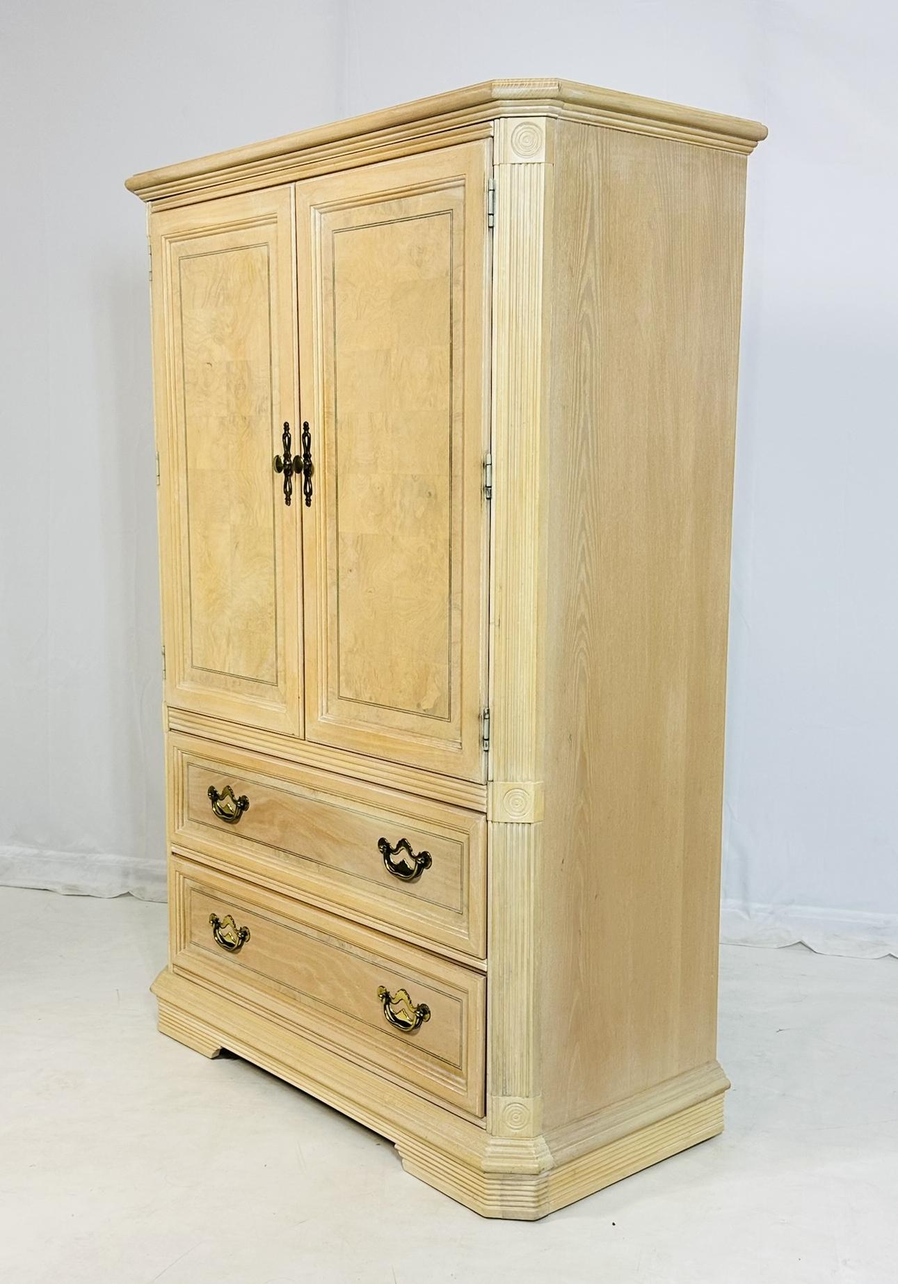 Mid-Century moderno Comò Highboy in legno di Oak Oak decapato con 3 cassetti e uno scaffale in vendita