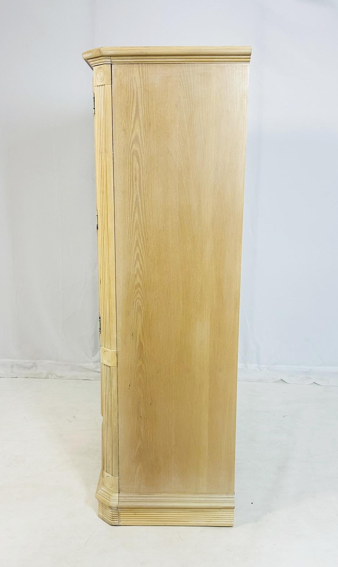 Americano Comò Highboy in legno di Oak Oak decapato con 3 cassetti e uno scaffale in vendita