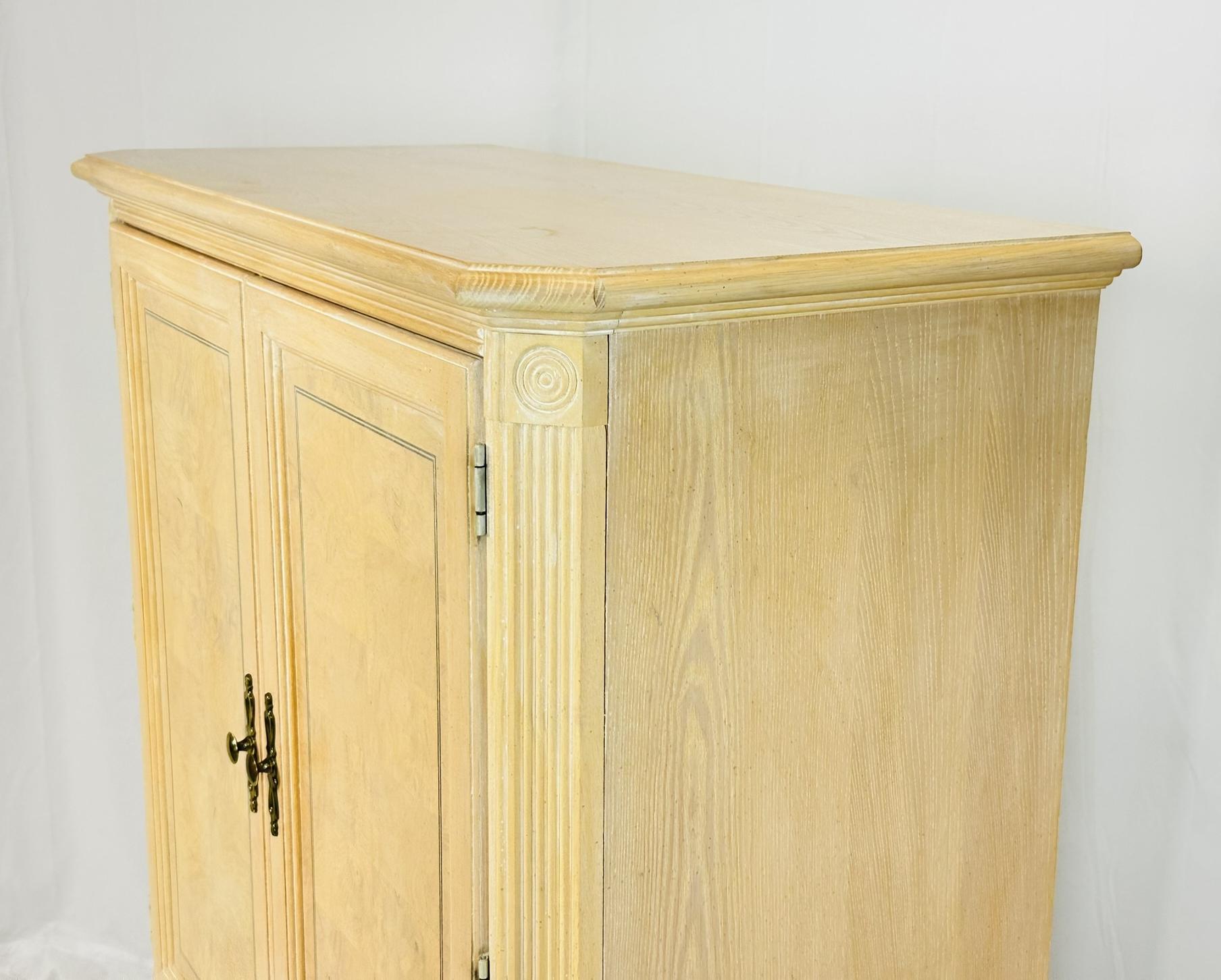 Fine XX secolo Comò Highboy in legno di Oak Oak decapato con 3 cassetti e uno scaffale in vendita