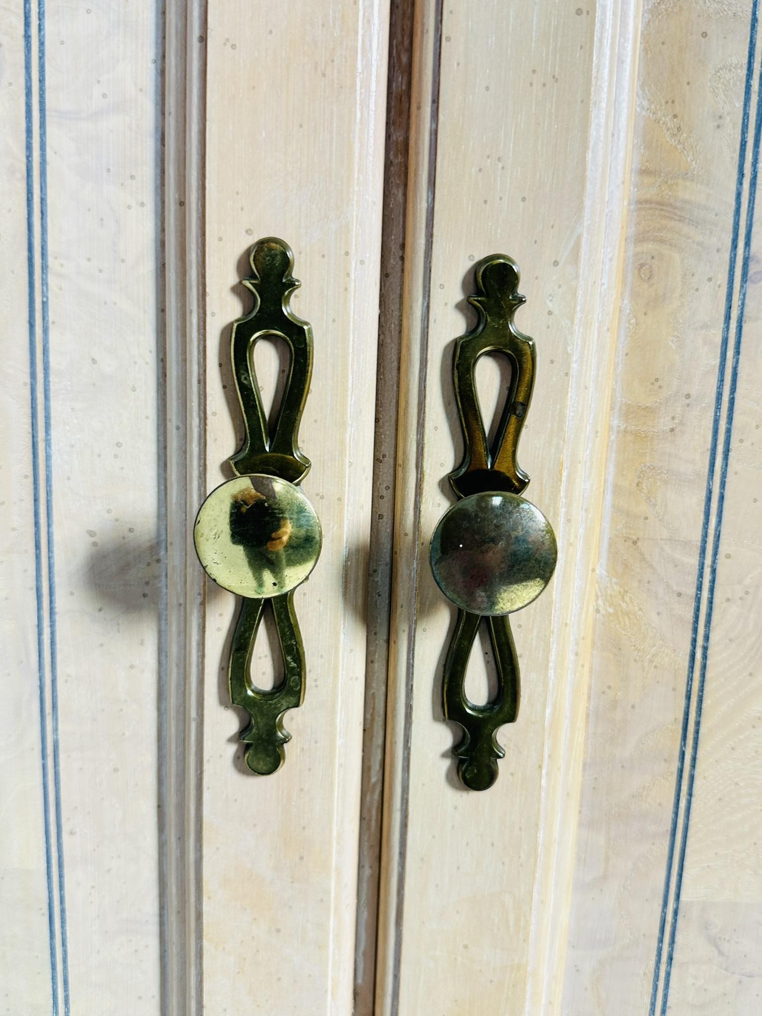 Comò Highboy in legno di Oak Oak decapato con 3 cassetti e uno scaffale in vendita 1