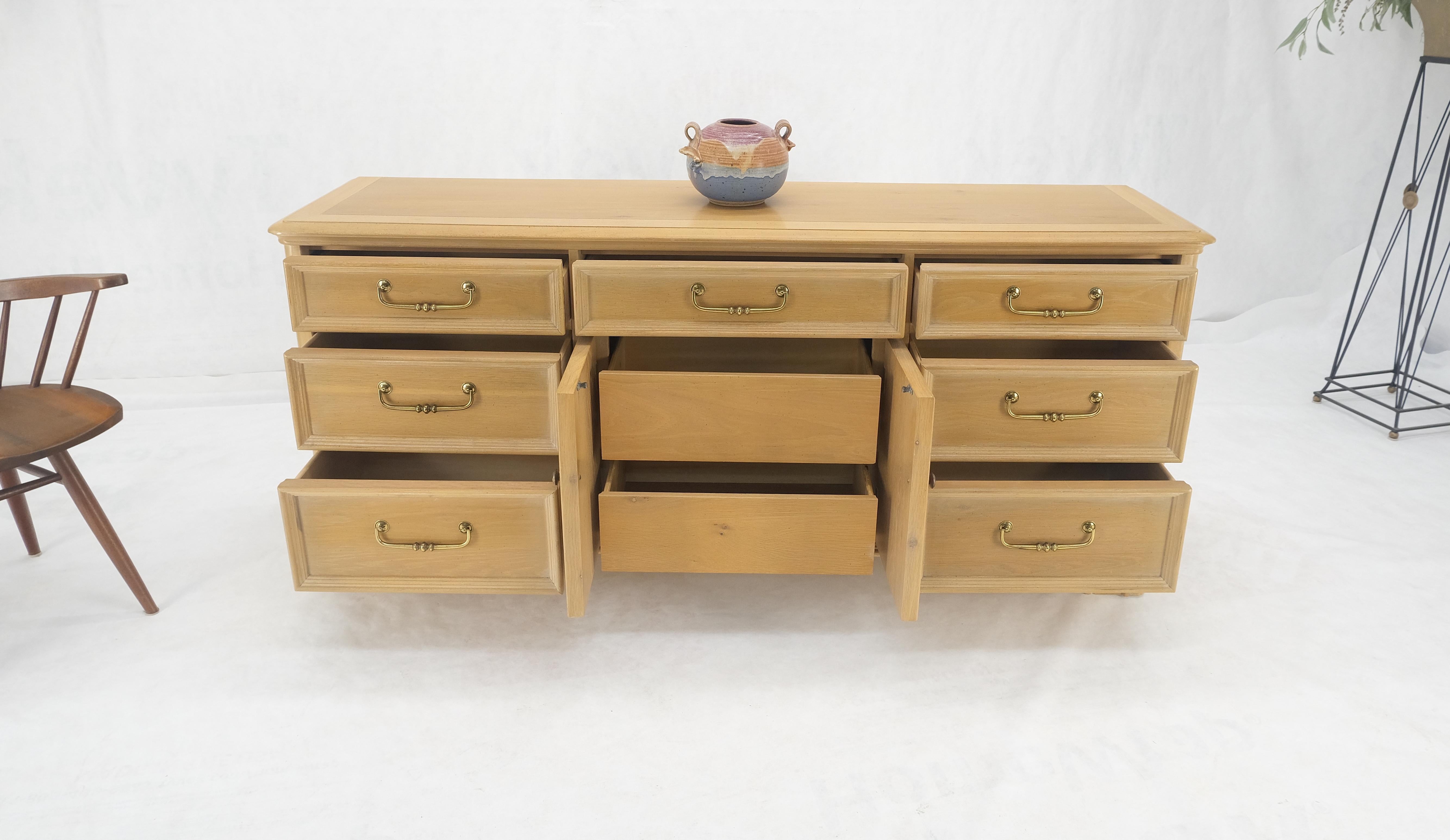 Quercia bianca decapata e legno di tasso con pesanti ganci in ottone lunghi Credenza con cassettiera lunga in vendita 1