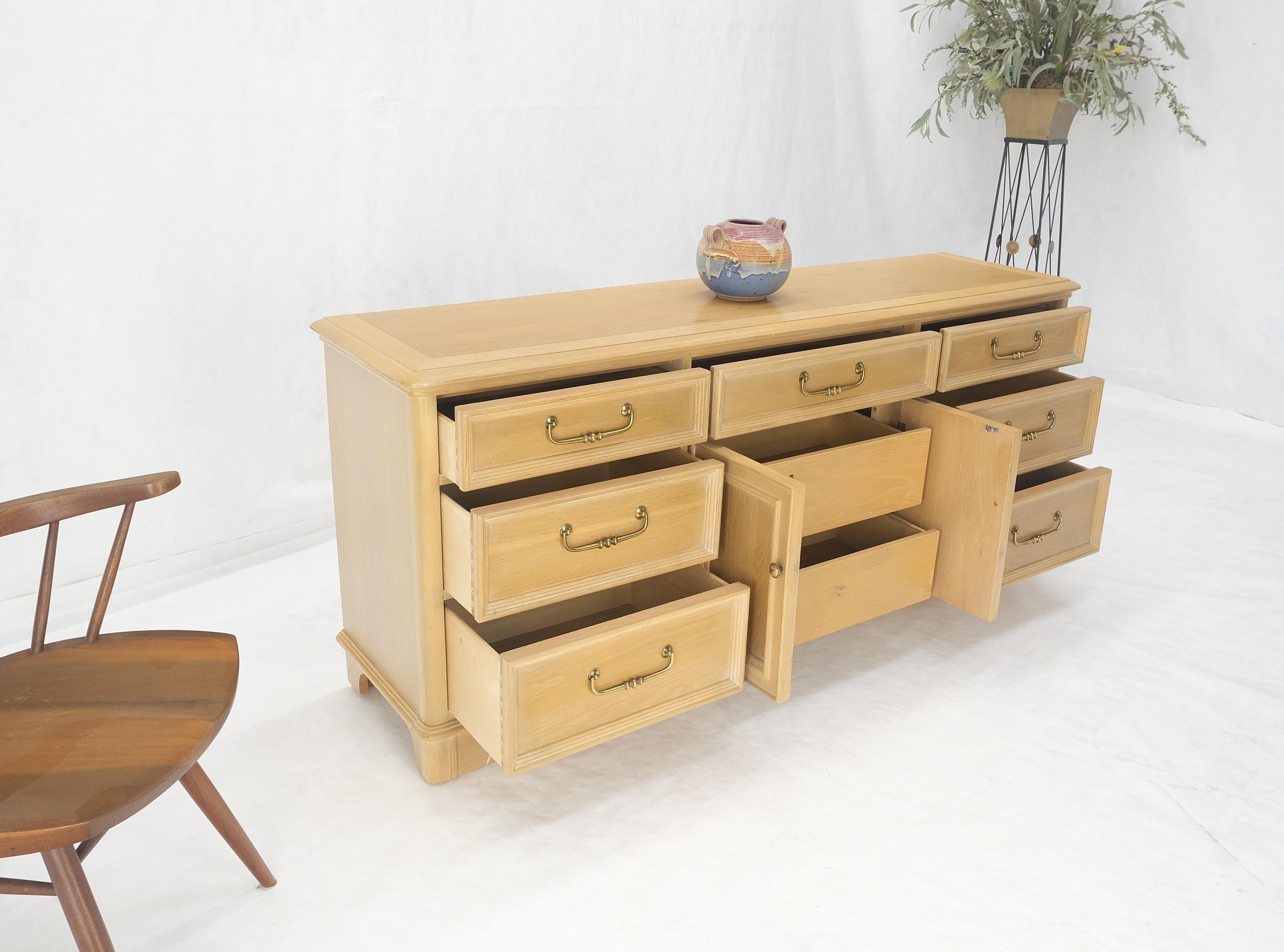 Quercia bianca decapata e legno di tasso con pesanti ganci in ottone lunghi Credenza con cassettiera lunga in vendita 2