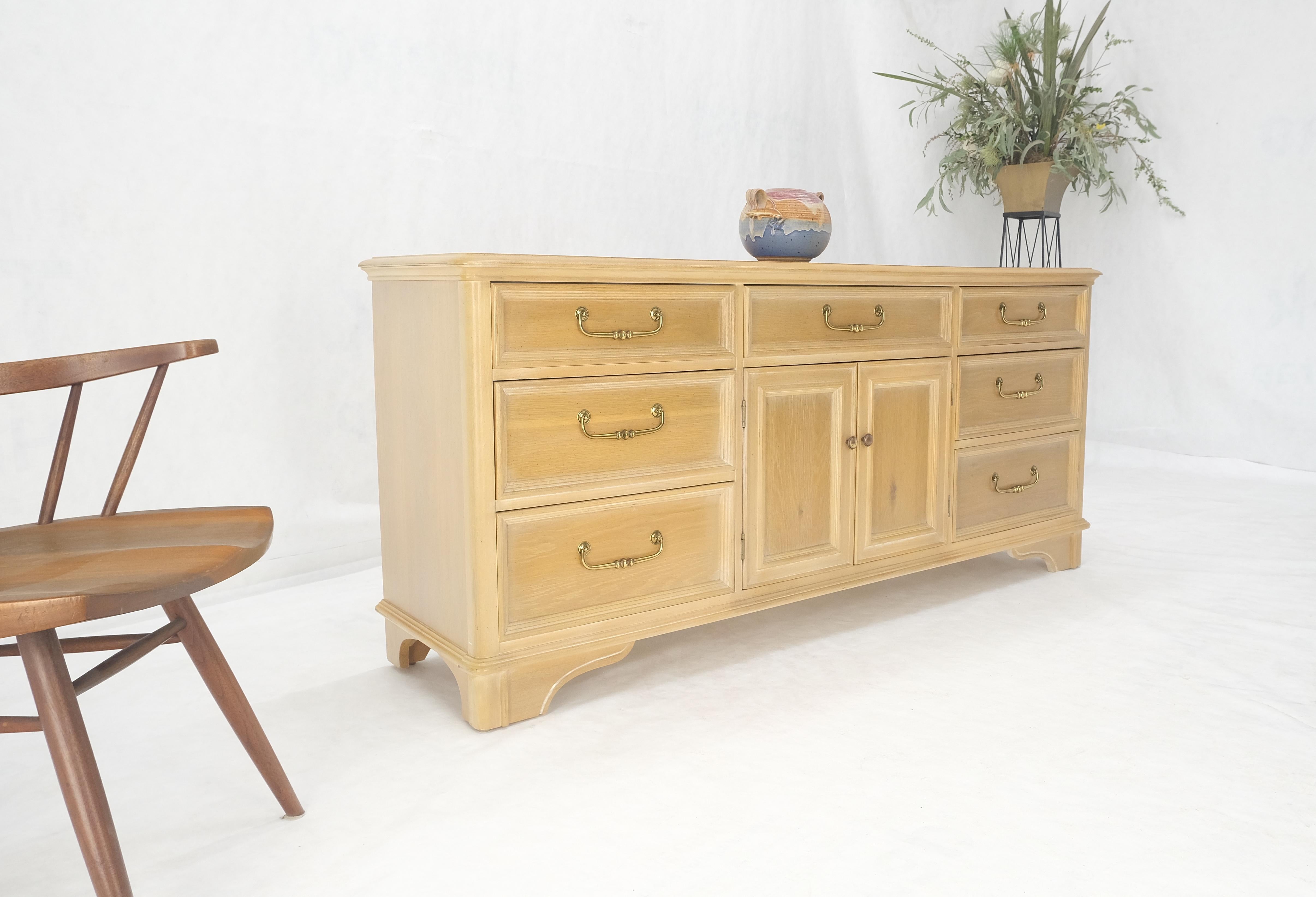 Quercia bianca decapata e legno di tasso con pesanti ganci in ottone lunghi Credenza con cassettiera lunga in vendita 3