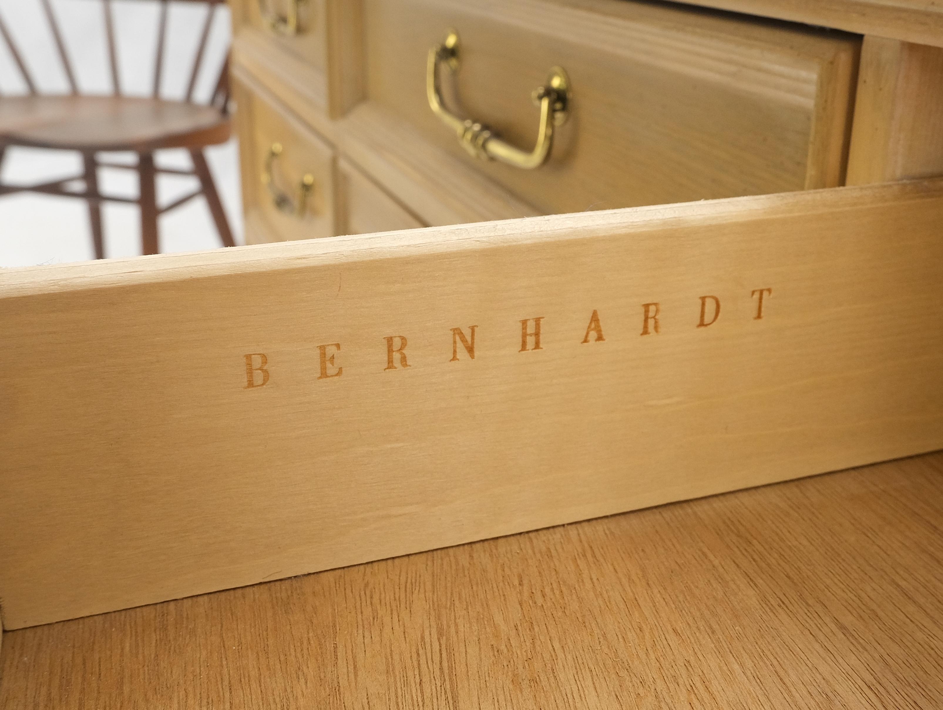 Quercia bianca decapata e legno di tasso con pesanti ganci in ottone lunghi Credenza con cassettiera lunga in vendita 4
