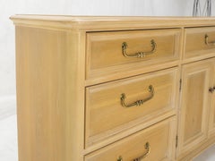 Chêne blanc décapé et bois d'if Lourdes poignées en laiton Long Dresser Credenza