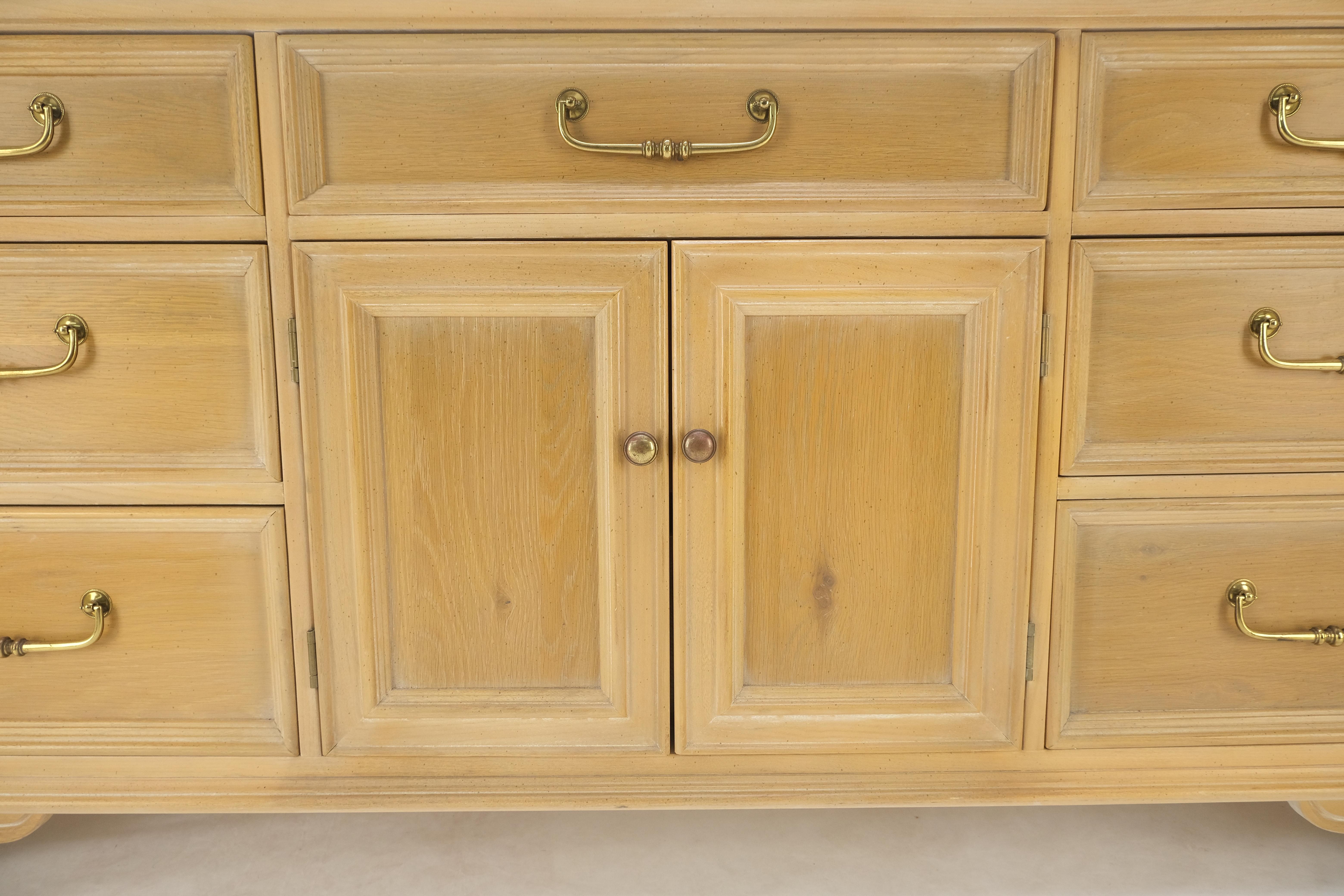 Mid-Century moderno Quercia bianca decapata e legno di tasso con pesanti ganci in ottone lunghi Credenza con cassettiera lunga in vendita
