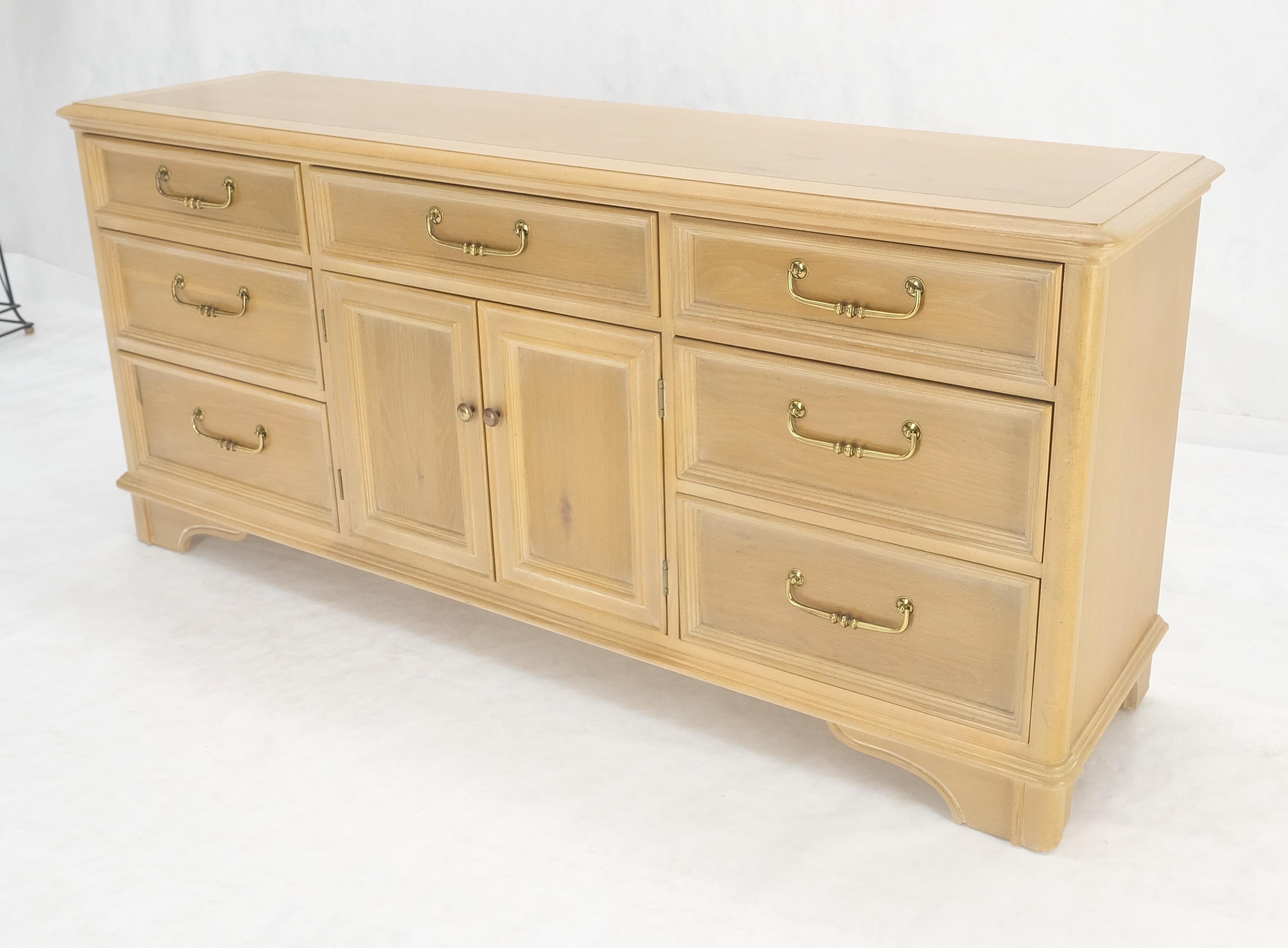 Americano Quercia bianca decapata e legno di tasso con pesanti ganci in ottone lunghi Credenza con cassettiera lunga in vendita