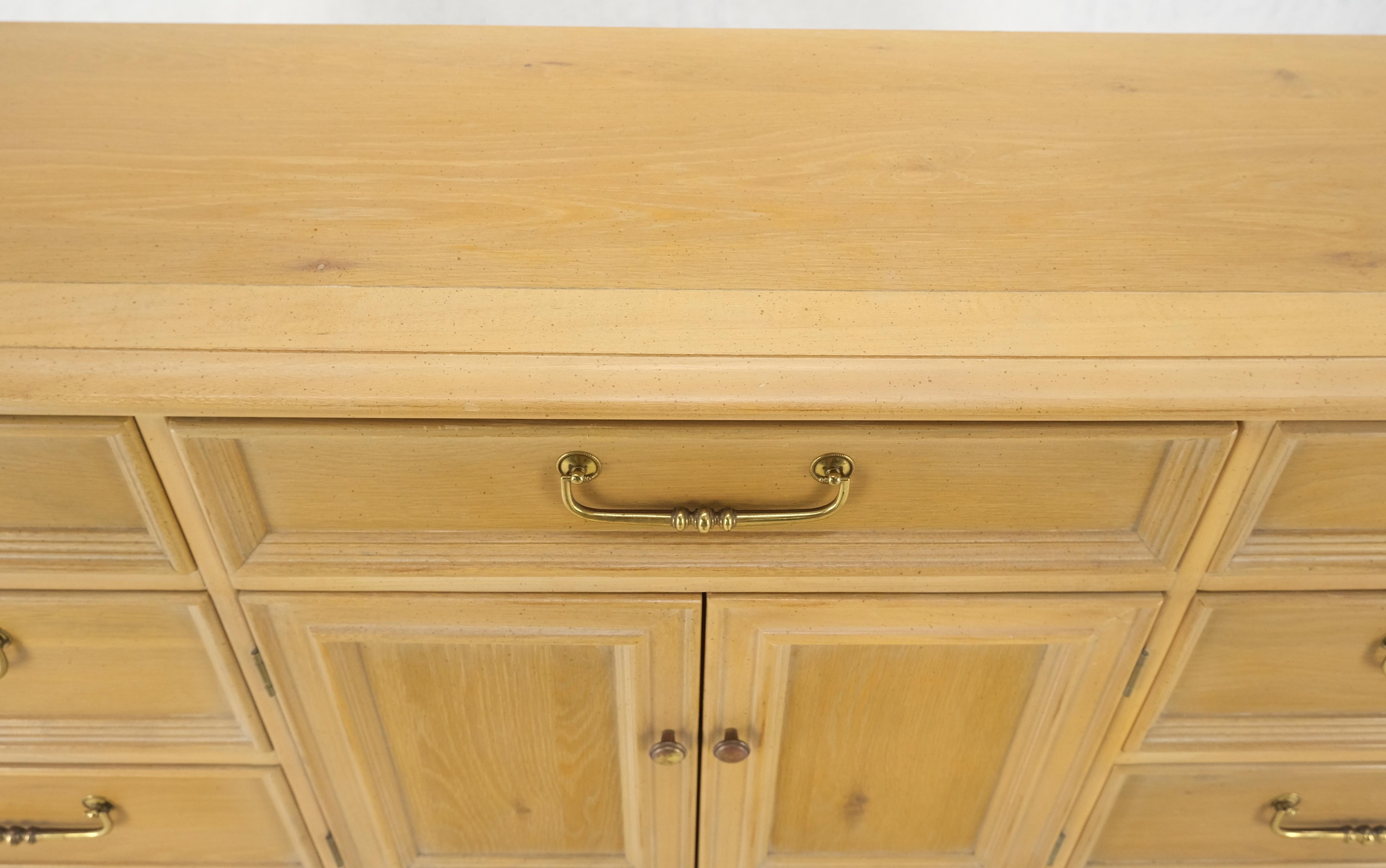 Laccato Quercia bianca decapata e legno di tasso con pesanti ganci in ottone lunghi Credenza con cassettiera lunga in vendita