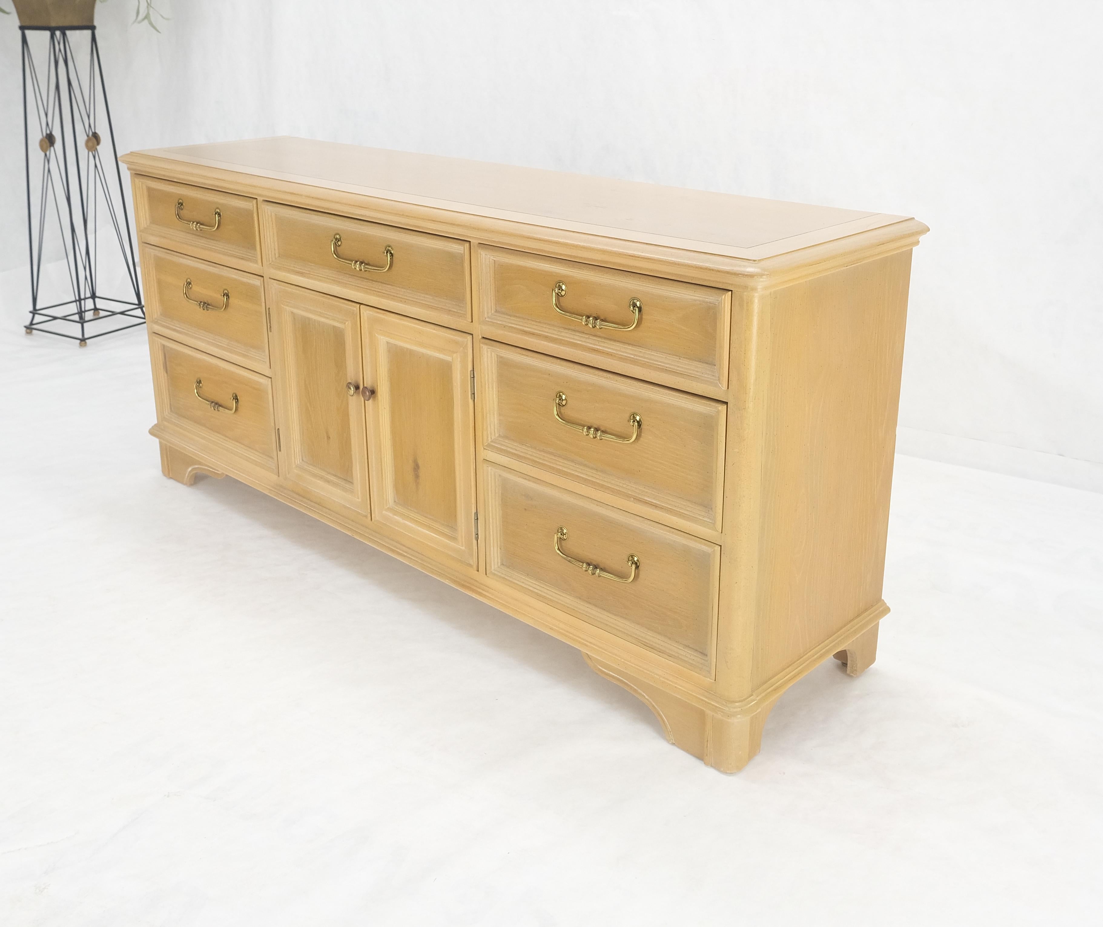 Quercia bianca decapata e legno di tasso con pesanti ganci in ottone lunghi Credenza con cassettiera lunga In condizioni buone in vendita a Rockaway, NJ