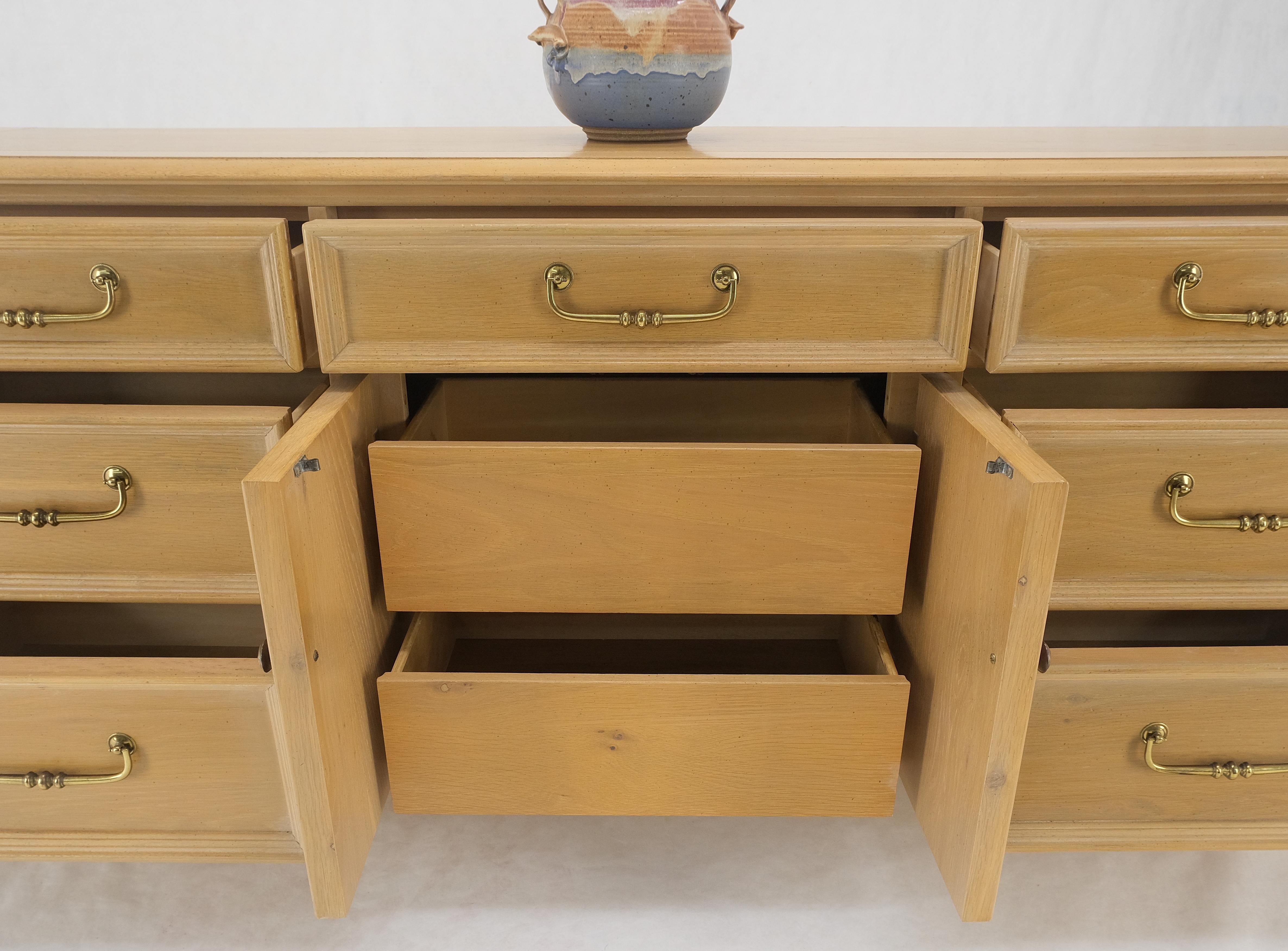 XX secolo Quercia bianca decapata e legno di tasso con pesanti ganci in ottone lunghi Credenza con cassettiera lunga in vendita