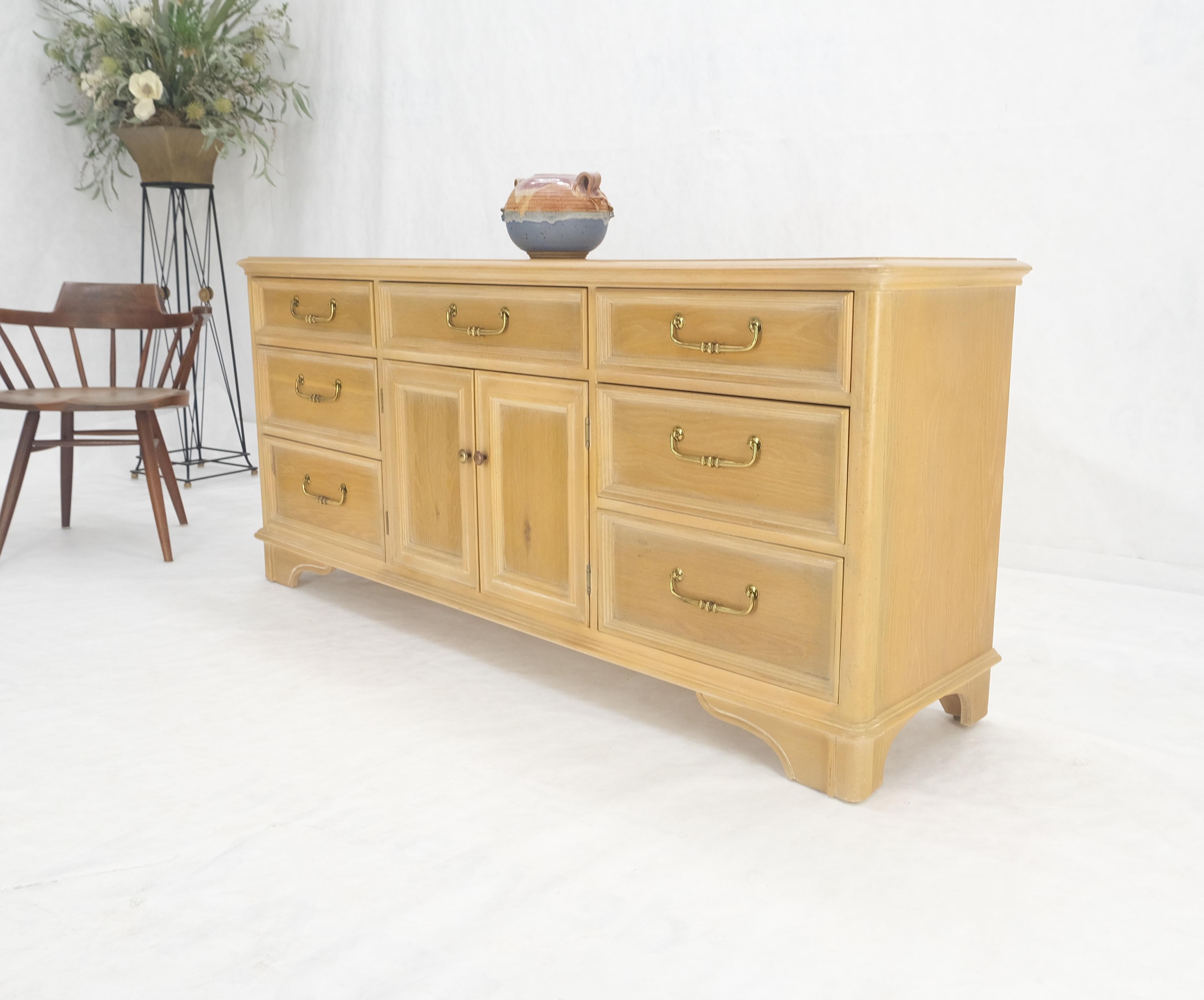Ottone Quercia bianca decapata e legno di tasso con pesanti ganci in ottone lunghi Credenza con cassettiera lunga in vendita