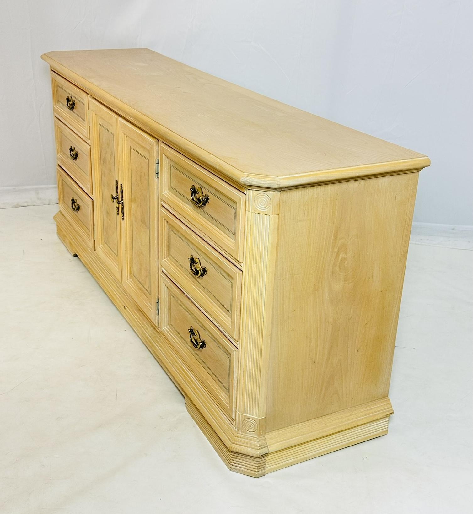 Credenza/comò in rovere bianco decapato con nove cassetti in vendita 2