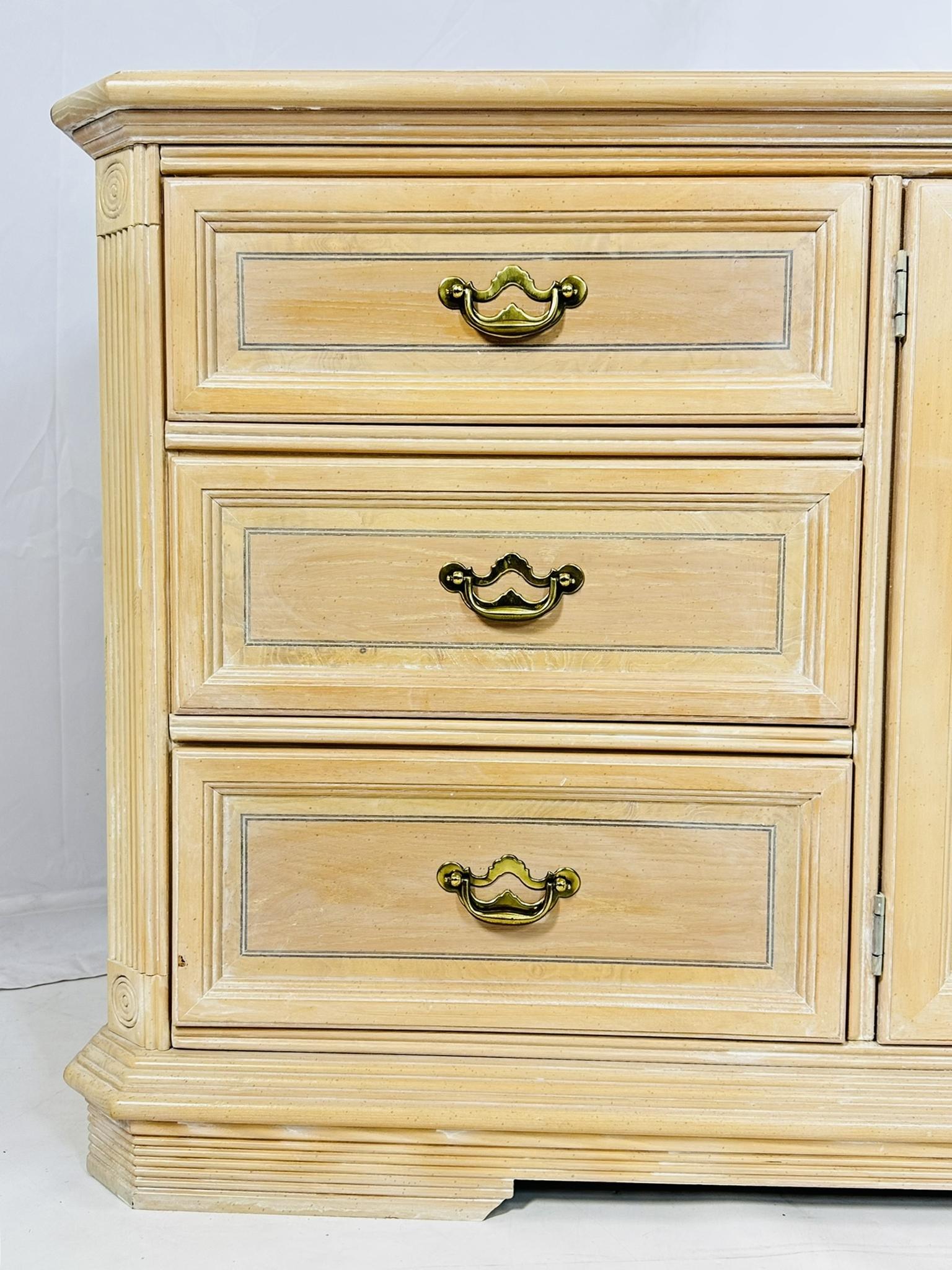 Credenza/comò in rovere bianco decapato con nove cassetti in vendita 3