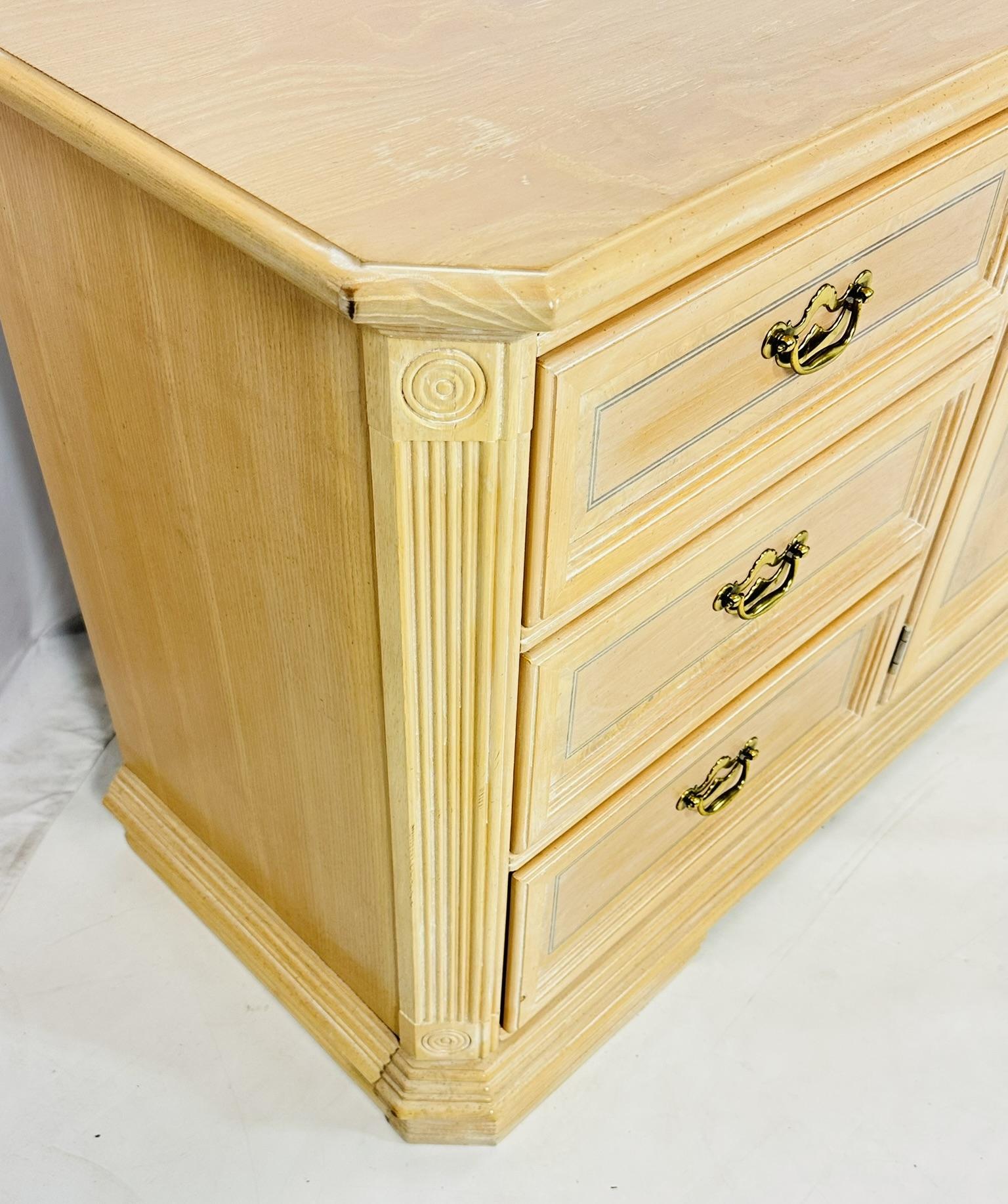 Credenza/comò in rovere bianco decapato con nove cassetti in vendita 4
