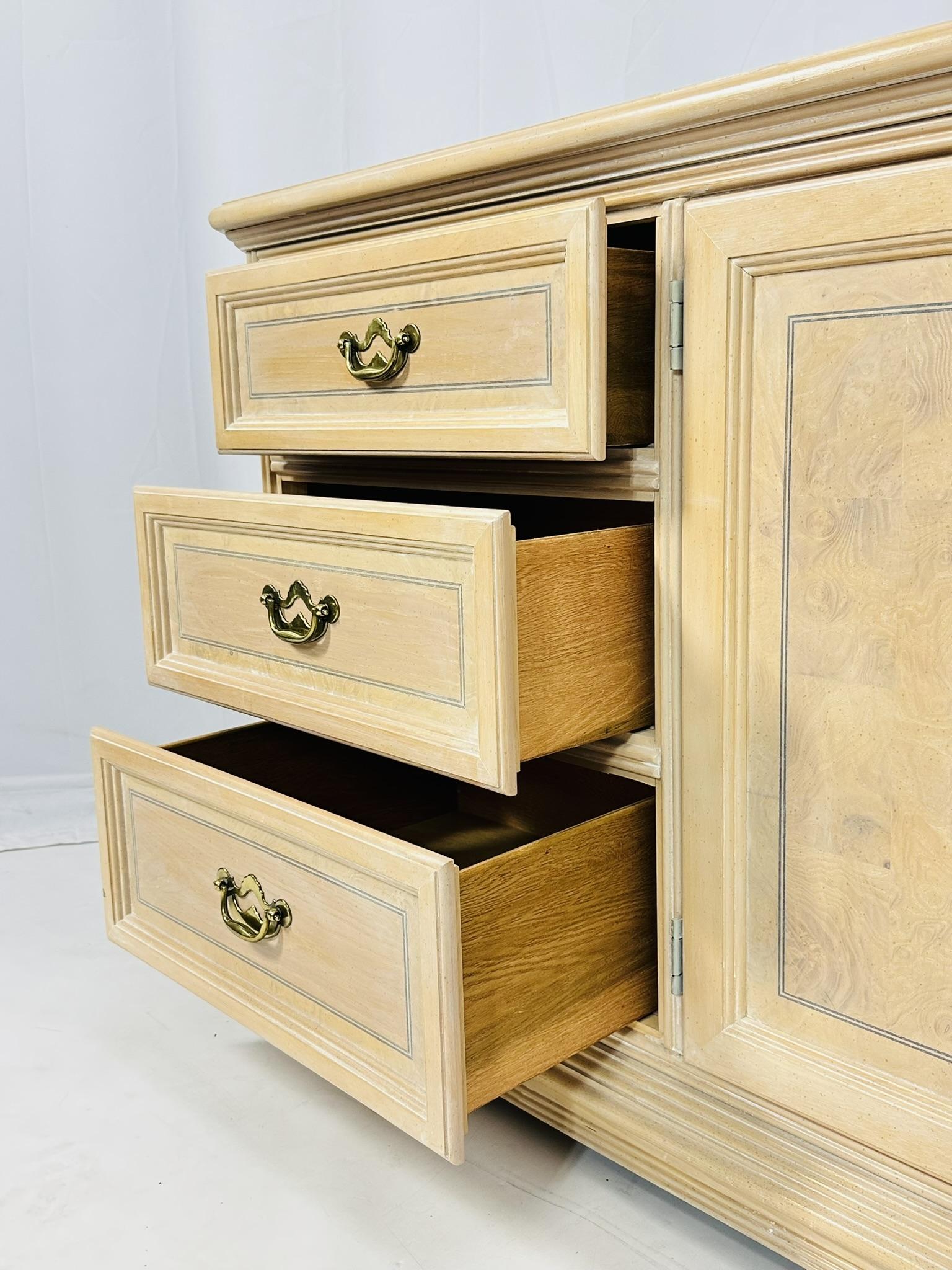 Credenza/comò in rovere bianco decapato con nove cassetti in vendita 5