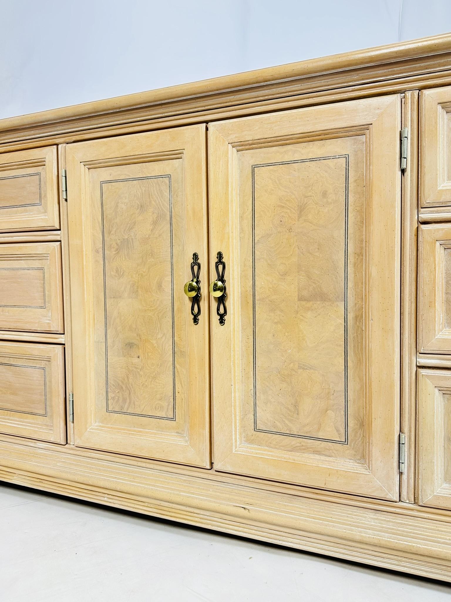 Credenza/comò in rovere bianco decapato con nove cassetti in vendita 6