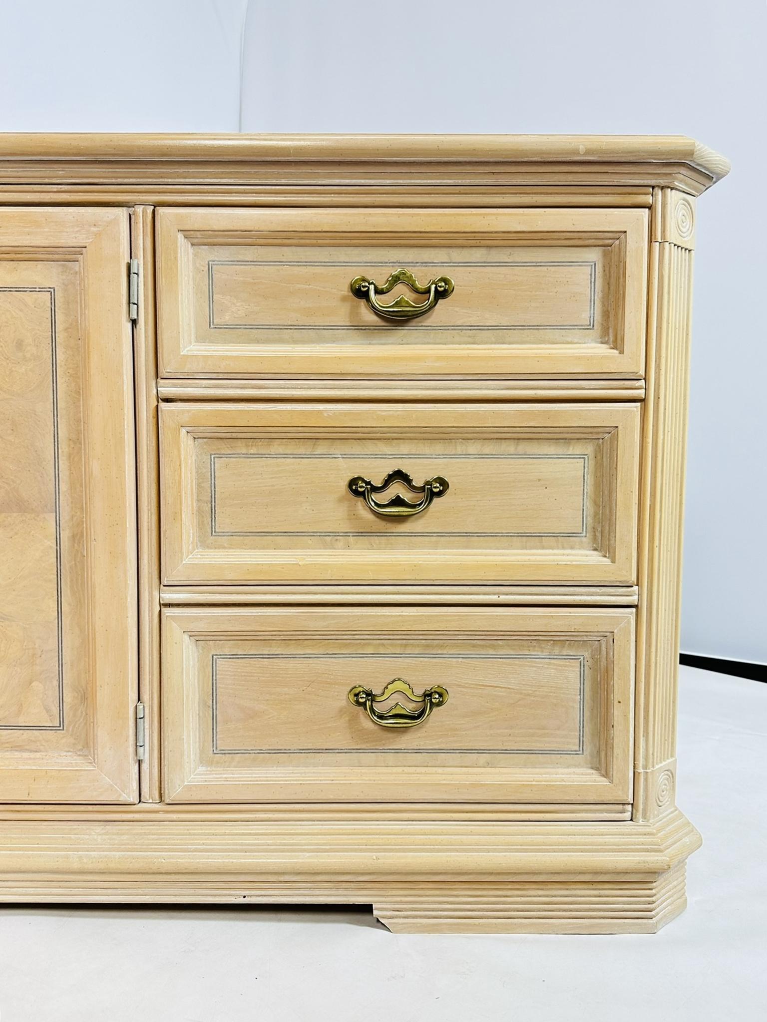 Credenza/comò in rovere bianco decapato con nove cassetti in vendita 7