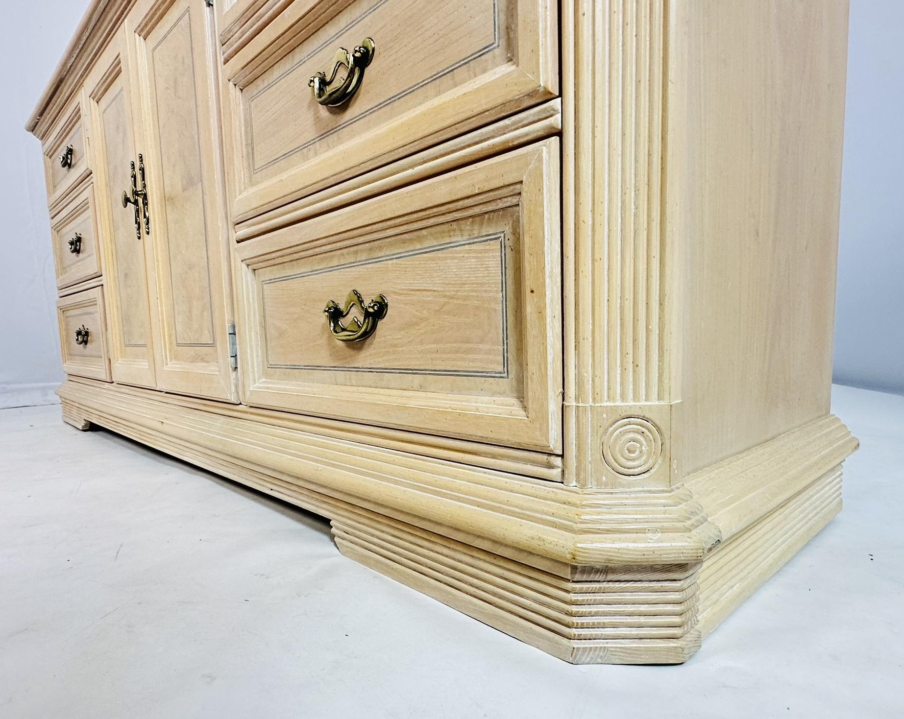Credenza/comò in rovere bianco decapato con nove cassetti in vendita 8