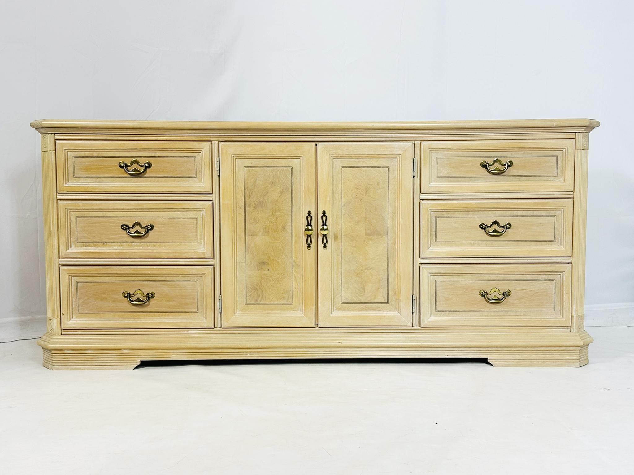 Comò/credenza vintage a nove cassetti in legno di quercia bianca decapata.

Il pezzo ha nove cassetti e ferramenta in ottone.

Sei cassetti sono visibili e 3 sono nascosti.

Apparentemente non marcato.
Misure:
72 pollici di larghezza x 19 pollici di