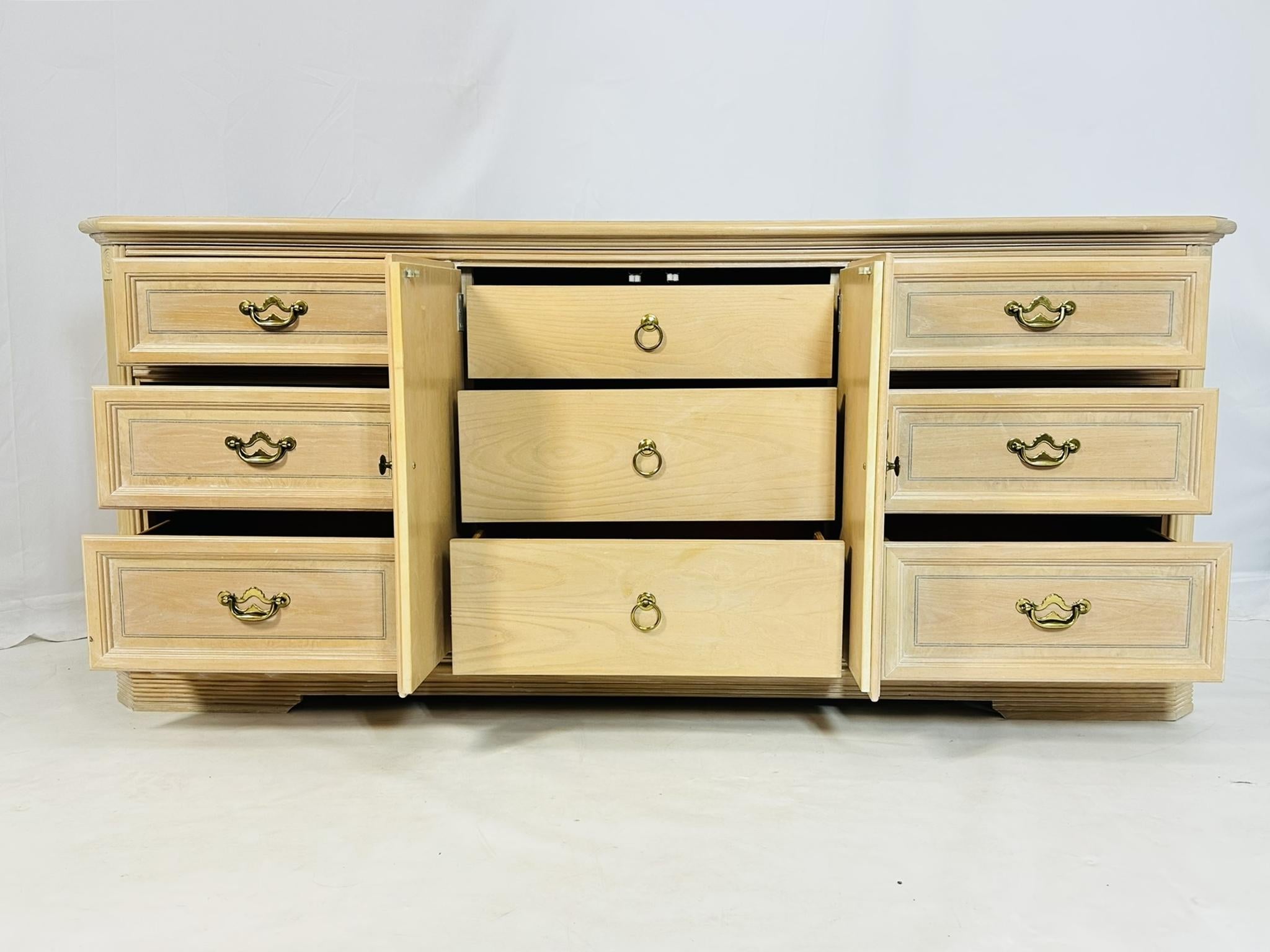 Mid-Century moderno Credenza/comò in rovere bianco decapato con nove cassetti in vendita